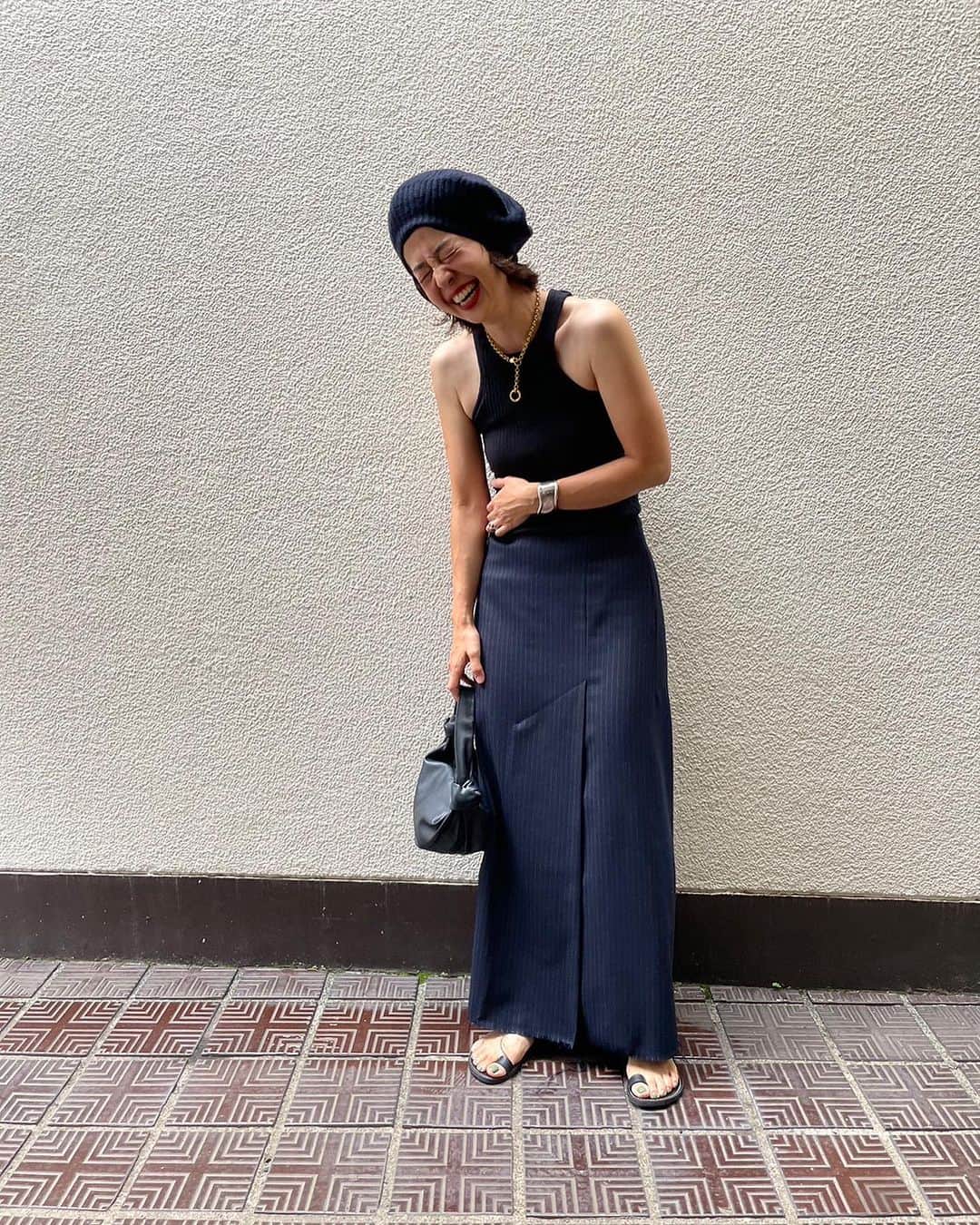 濱中鮎子のインスタグラム：「毎日何に追われているのかわからないのに追われてしまっているし、笑ってばかりの毎日ではないけれど、笑う一瞬でもあると、 未来が向かってくるような感覚がある。 未来までいかなくても、明日くらいは向かってきてくれる。  と思ったら、年末向かってきてたわ。」