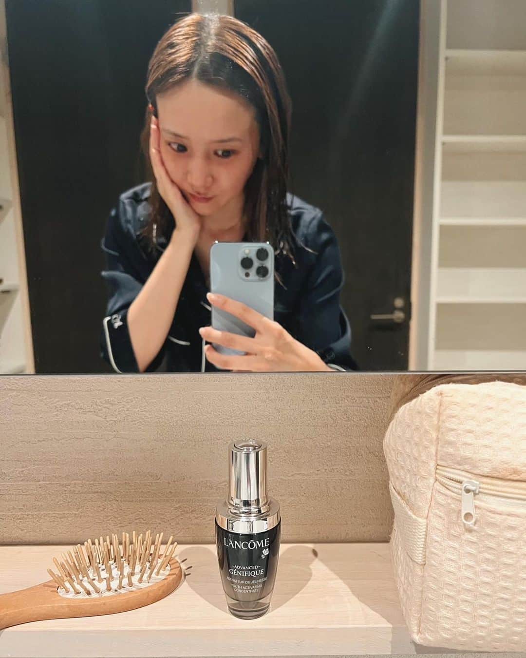 田中里奈さんのインスタグラム写真 - (田中里奈Instagram)「たぶん人生で一番リピ買いしてる美容液、ランコム（@lancomeofficial）のジェニフィック アドバンスト N。 元々大好きだったけど、この夏ラボツアーに参加してから、より愛着を持って継続して使ってます✨ ジェニフィックはダメージからの素早い回復を目指しているから、どんな旅先でもこれがあると安心！  洗顔後一番につける美容液なんだけど、保湿力もあるからうっかり化粧水をつけ忘れそうになるほど😂（奥から潤う感覚もあって満足しちゃうのかも？） 日本専用のフォーミュラで、みずみずしいテクスチャーが心地良〜くお肌になじむ使用感もほんと好き…！  〝継続〟して使うことがお肌に一番プラスになるように作られているから、 これからもちゃんとコツコツ継続して使おうと思います✌️   #ランコム #ジェニフィック #美肌菌 #lancomeskincare #PR」9月7日 20時48分 - tanakaofficial