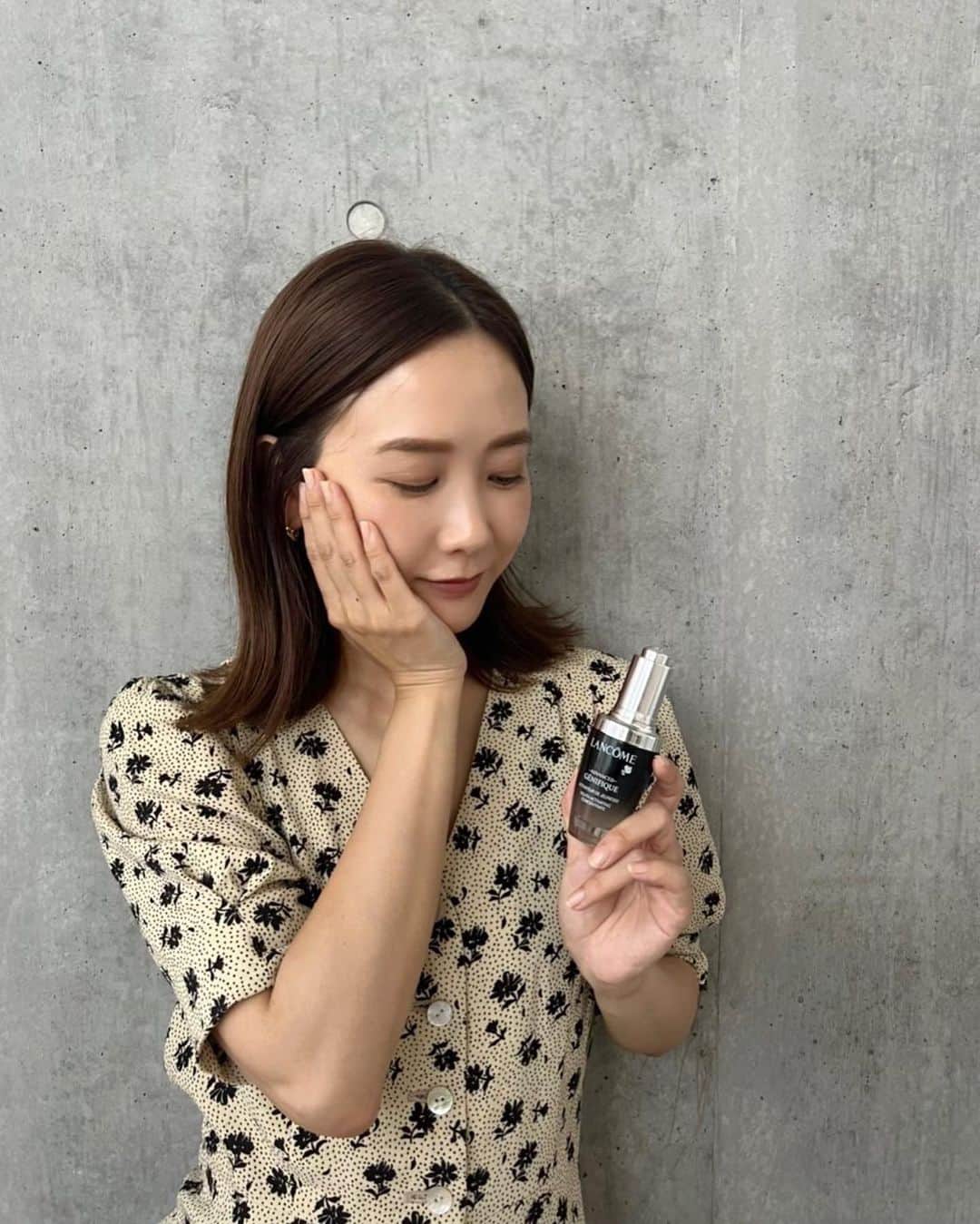 田中里奈さんのインスタグラム写真 - (田中里奈Instagram)「たぶん人生で一番リピ買いしてる美容液、ランコム（@lancomeofficial）のジェニフィック アドバンスト N。 元々大好きだったけど、この夏ラボツアーに参加してから、より愛着を持って継続して使ってます✨ ジェニフィックはダメージからの素早い回復を目指しているから、どんな旅先でもこれがあると安心！  洗顔後一番につける美容液なんだけど、保湿力もあるからうっかり化粧水をつけ忘れそうになるほど😂（奥から潤う感覚もあって満足しちゃうのかも？） 日本専用のフォーミュラで、みずみずしいテクスチャーが心地良〜くお肌になじむ使用感もほんと好き…！  〝継続〟して使うことがお肌に一番プラスになるように作られているから、 これからもちゃんとコツコツ継続して使おうと思います✌️   #ランコム #ジェニフィック #美肌菌 #lancomeskincare #PR」9月7日 20時48分 - tanakaofficial