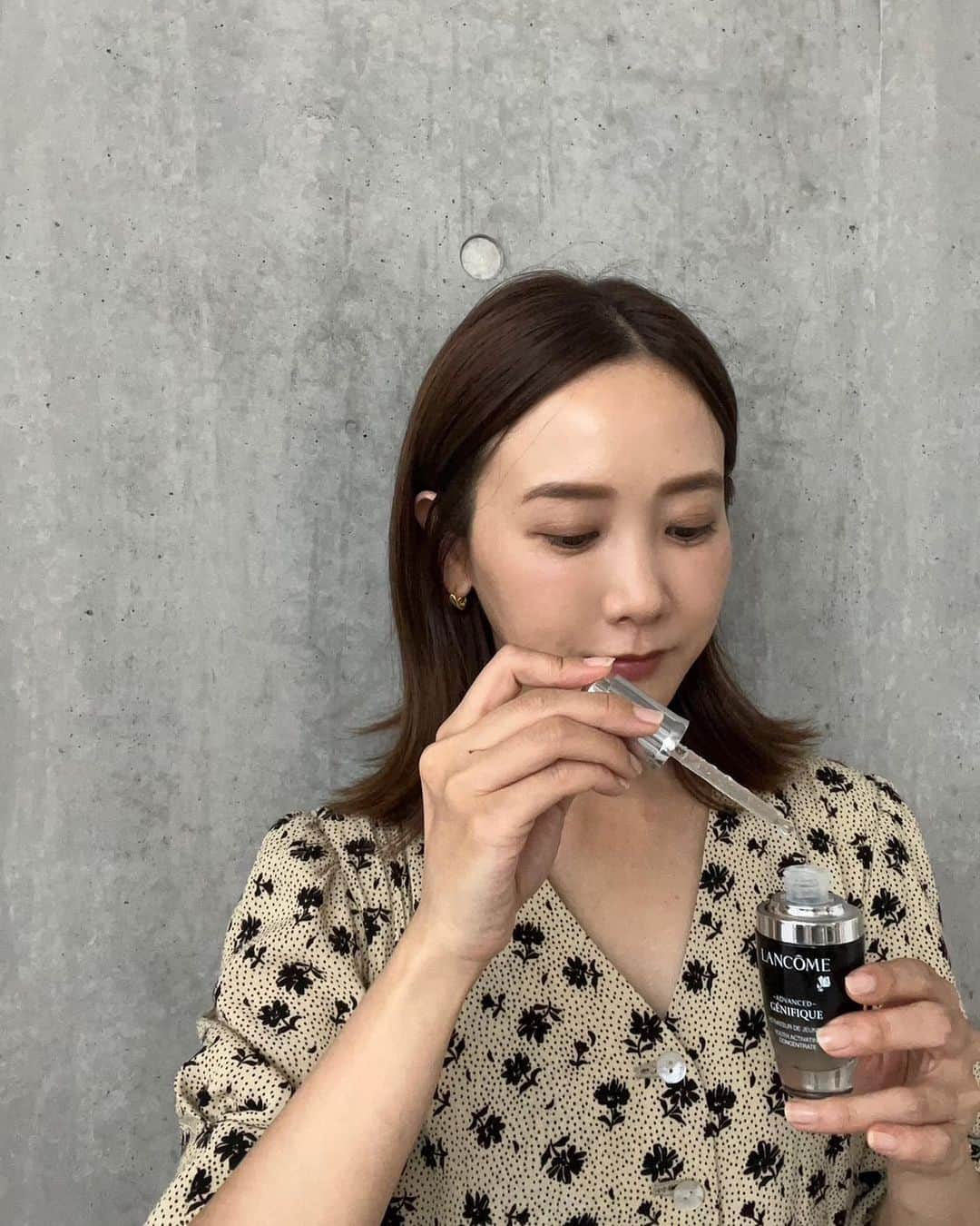 田中里奈さんのインスタグラム写真 - (田中里奈Instagram)「たぶん人生で一番リピ買いしてる美容液、ランコム（@lancomeofficial）のジェニフィック アドバンスト N。 元々大好きだったけど、この夏ラボツアーに参加してから、より愛着を持って継続して使ってます✨ ジェニフィックはダメージからの素早い回復を目指しているから、どんな旅先でもこれがあると安心！  洗顔後一番につける美容液なんだけど、保湿力もあるからうっかり化粧水をつけ忘れそうになるほど😂（奥から潤う感覚もあって満足しちゃうのかも？） 日本専用のフォーミュラで、みずみずしいテクスチャーが心地良〜くお肌になじむ使用感もほんと好き…！  〝継続〟して使うことがお肌に一番プラスになるように作られているから、 これからもちゃんとコツコツ継続して使おうと思います✌️   #ランコム #ジェニフィック #美肌菌 #lancomeskincare #PR」9月7日 20時48分 - tanakaofficial