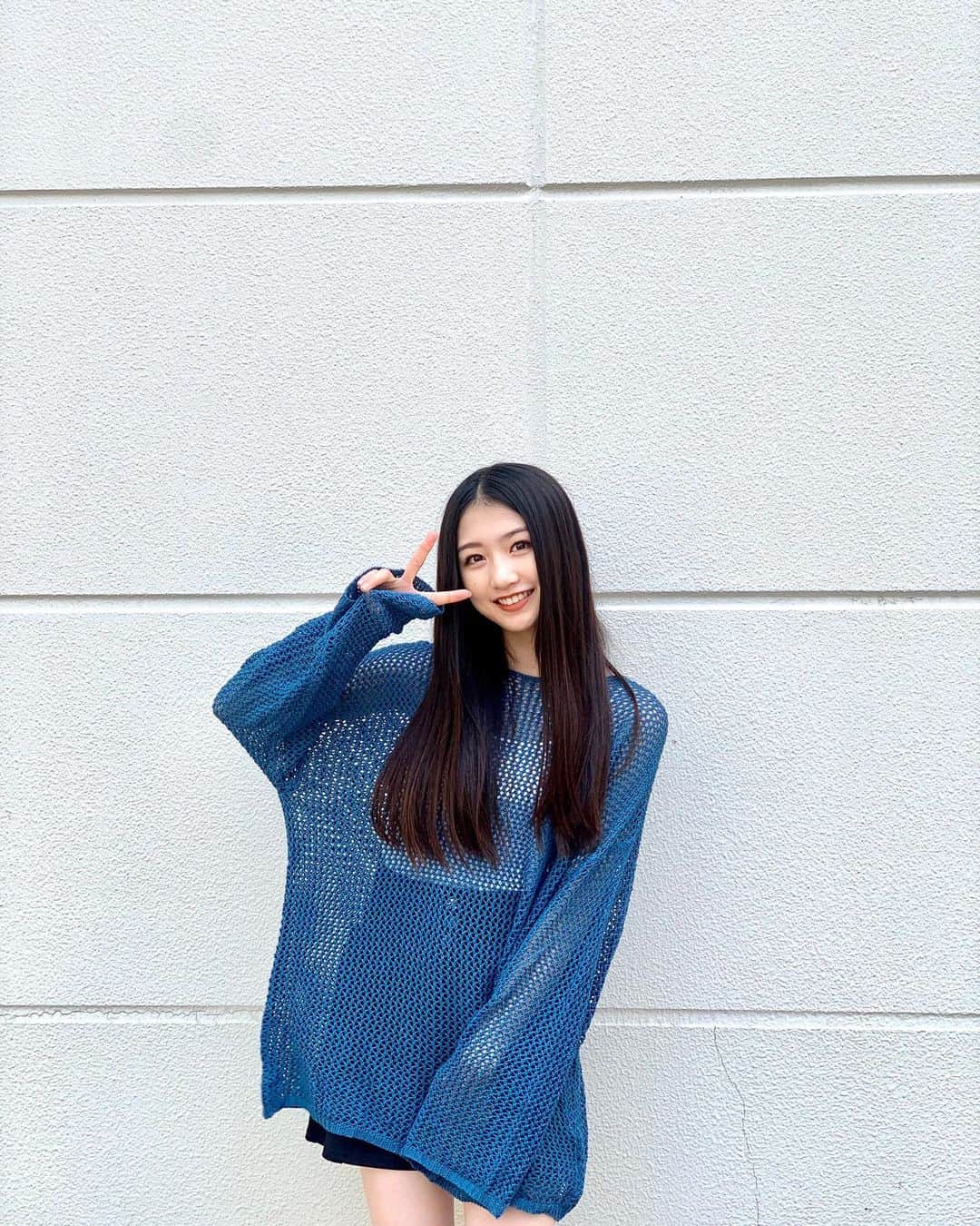 塩月希依音のインスタグラム：「✌️💙  親指に引っ掛かっかっても気にしない笑  #fashion #ファッション#code#コーデ#あみあみ#ストレート#ストレートヘア #blue#jk#ljk #05 #05년생 #05line#fyp」