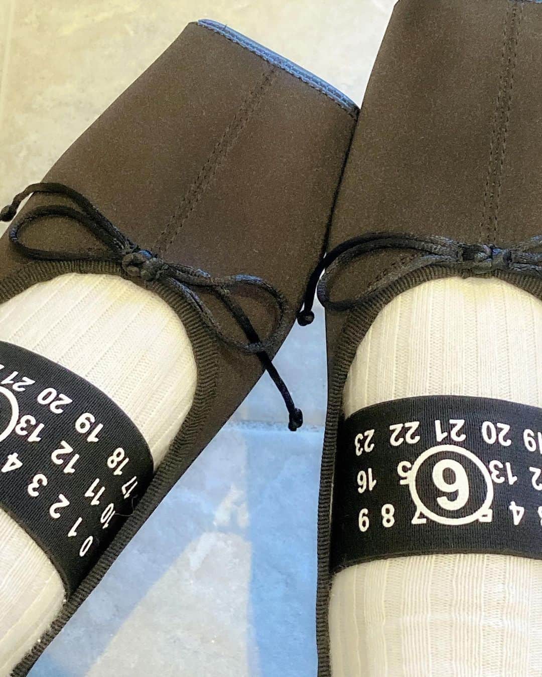 津久江麻由さんのインスタグラム写真 - (津久江麻由Instagram)「秋が楽しみすぎる📖👜🧦  @brightrainbow_official のトップスが かわいすぎでしょぉ~🧺🤍🍂  シンプルにブラックのオーバーホールに合わせて シックガーリーにしてみた🖤 ブラックのロングスカートにも絶対合うよね🥹  (ちなみに、袖のフリルは取り外し可🐈)  マルジェラのバレエシューズは とにかく履きやすい！の一言🫧 ベージュも欲ちい。。😮‍💨  ┈┈┈┈┈┈┈┈┈┈┈┈┈┈┈┈┈┈┈ ⁡ 📍@mayu_tsukue ⿴ 𝟷𝟼𝟼𝚌𝚖 𝟽𝟻𝚔𝚐 ⇢ 𝟺𝟾𝚔𝚐 ❪ − 𝟸𝟽 𝚔𝚐 の減量達成！ ❫ 𓊱只今𝟻𝟸𝚔𝚐です。ダイエット中！ ⿴双子ママ 👶🏻ིྀ👶🏻ིྀ ⿴ニキビ大量にありました! (ニキビ再発→完治→ニキビ跡❤️‍🩹) ↳ 美容医療・スキンケア・ダイエットについてストーリーで発信しています🖇️📢💬 ⁡ ┈┈┈┈┈┈┈┈┈┈┈┈┈┈┈┈┈┈┈┈ ⁡  #秋コーデ #晩夏コーデ #大人コーデ #mm6 #mm6maisonmargiela #マルジェラ #骨格ストレート #モノトーンコーデ #レイヤードコーデ #韓国ファッション #韓国コスメ #韓国メイク #韓国コーデ  #minimalstyledaily #thecoldsoul  #高身長女子 #高身長コーデ #春服コーデ #スニーカー女子 #海外ファッション #大人カジュアル #着回しコーデ #プチプラコーデ #お洒落さんと繋がりたい #デニムコーデ #リバウンドからの再スタート #ダイエット記録 #ダイエットママ #産後ダイエット #pr」9月7日 20時52分 - mayu_tsukue