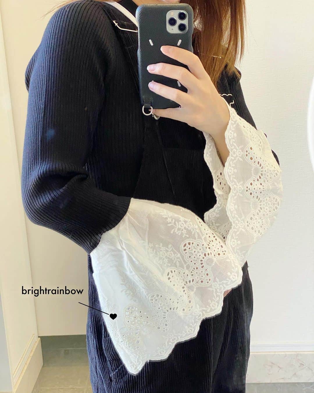 津久江麻由さんのインスタグラム写真 - (津久江麻由Instagram)「秋が楽しみすぎる📖👜🧦  @brightrainbow_official のトップスが かわいすぎでしょぉ~🧺🤍🍂  シンプルにブラックのオーバーホールに合わせて シックガーリーにしてみた🖤 ブラックのロングスカートにも絶対合うよね🥹  (ちなみに、袖のフリルは取り外し可🐈)  マルジェラのバレエシューズは とにかく履きやすい！の一言🫧 ベージュも欲ちい。。😮‍💨  ┈┈┈┈┈┈┈┈┈┈┈┈┈┈┈┈┈┈┈ ⁡ 📍@mayu_tsukue ⿴ 𝟷𝟼𝟼𝚌𝚖 𝟽𝟻𝚔𝚐 ⇢ 𝟺𝟾𝚔𝚐 ❪ − 𝟸𝟽 𝚔𝚐 の減量達成！ ❫ 𓊱只今𝟻𝟸𝚔𝚐です。ダイエット中！ ⿴双子ママ 👶🏻ིྀ👶🏻ིྀ ⿴ニキビ大量にありました! (ニキビ再発→完治→ニキビ跡❤️‍🩹) ↳ 美容医療・スキンケア・ダイエットについてストーリーで発信しています🖇️📢💬 ⁡ ┈┈┈┈┈┈┈┈┈┈┈┈┈┈┈┈┈┈┈┈ ⁡  #秋コーデ #晩夏コーデ #大人コーデ #mm6 #mm6maisonmargiela #マルジェラ #骨格ストレート #モノトーンコーデ #レイヤードコーデ #韓国ファッション #韓国コスメ #韓国メイク #韓国コーデ  #minimalstyledaily #thecoldsoul  #高身長女子 #高身長コーデ #春服コーデ #スニーカー女子 #海外ファッション #大人カジュアル #着回しコーデ #プチプラコーデ #お洒落さんと繋がりたい #デニムコーデ #リバウンドからの再スタート #ダイエット記録 #ダイエットママ #産後ダイエット #pr」9月7日 20時52分 - mayu_tsukue