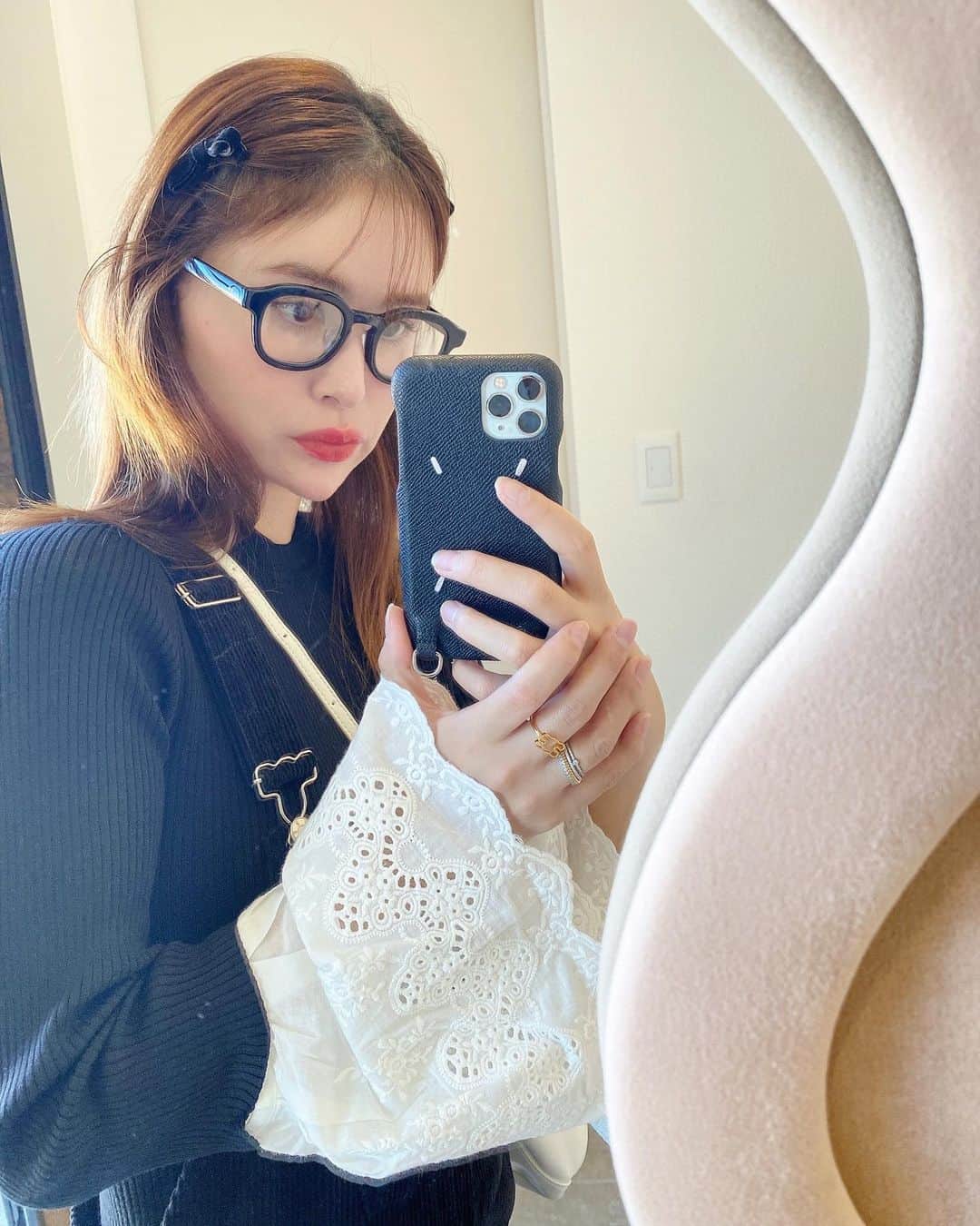 津久江麻由さんのインスタグラム写真 - (津久江麻由Instagram)「秋が楽しみすぎる📖👜🧦  @brightrainbow_official のトップスが かわいすぎでしょぉ~🧺🤍🍂  シンプルにブラックのオーバーホールに合わせて シックガーリーにしてみた🖤 ブラックのロングスカートにも絶対合うよね🥹  (ちなみに、袖のフリルは取り外し可🐈)  マルジェラのバレエシューズは とにかく履きやすい！の一言🫧 ベージュも欲ちい。。😮‍💨  ┈┈┈┈┈┈┈┈┈┈┈┈┈┈┈┈┈┈┈ ⁡ 📍@mayu_tsukue ⿴ 𝟷𝟼𝟼𝚌𝚖 𝟽𝟻𝚔𝚐 ⇢ 𝟺𝟾𝚔𝚐 ❪ − 𝟸𝟽 𝚔𝚐 の減量達成！ ❫ 𓊱只今𝟻𝟸𝚔𝚐です。ダイエット中！ ⿴双子ママ 👶🏻ིྀ👶🏻ིྀ ⿴ニキビ大量にありました! (ニキビ再発→完治→ニキビ跡❤️‍🩹) ↳ 美容医療・スキンケア・ダイエットについてストーリーで発信しています🖇️📢💬 ⁡ ┈┈┈┈┈┈┈┈┈┈┈┈┈┈┈┈┈┈┈┈ ⁡  #秋コーデ #晩夏コーデ #大人コーデ #mm6 #mm6maisonmargiela #マルジェラ #骨格ストレート #モノトーンコーデ #レイヤードコーデ #韓国ファッション #韓国コスメ #韓国メイク #韓国コーデ  #minimalstyledaily #thecoldsoul  #高身長女子 #高身長コーデ #春服コーデ #スニーカー女子 #海外ファッション #大人カジュアル #着回しコーデ #プチプラコーデ #お洒落さんと繋がりたい #デニムコーデ #リバウンドからの再スタート #ダイエット記録 #ダイエットママ #産後ダイエット #pr」9月7日 20時52分 - mayu_tsukue