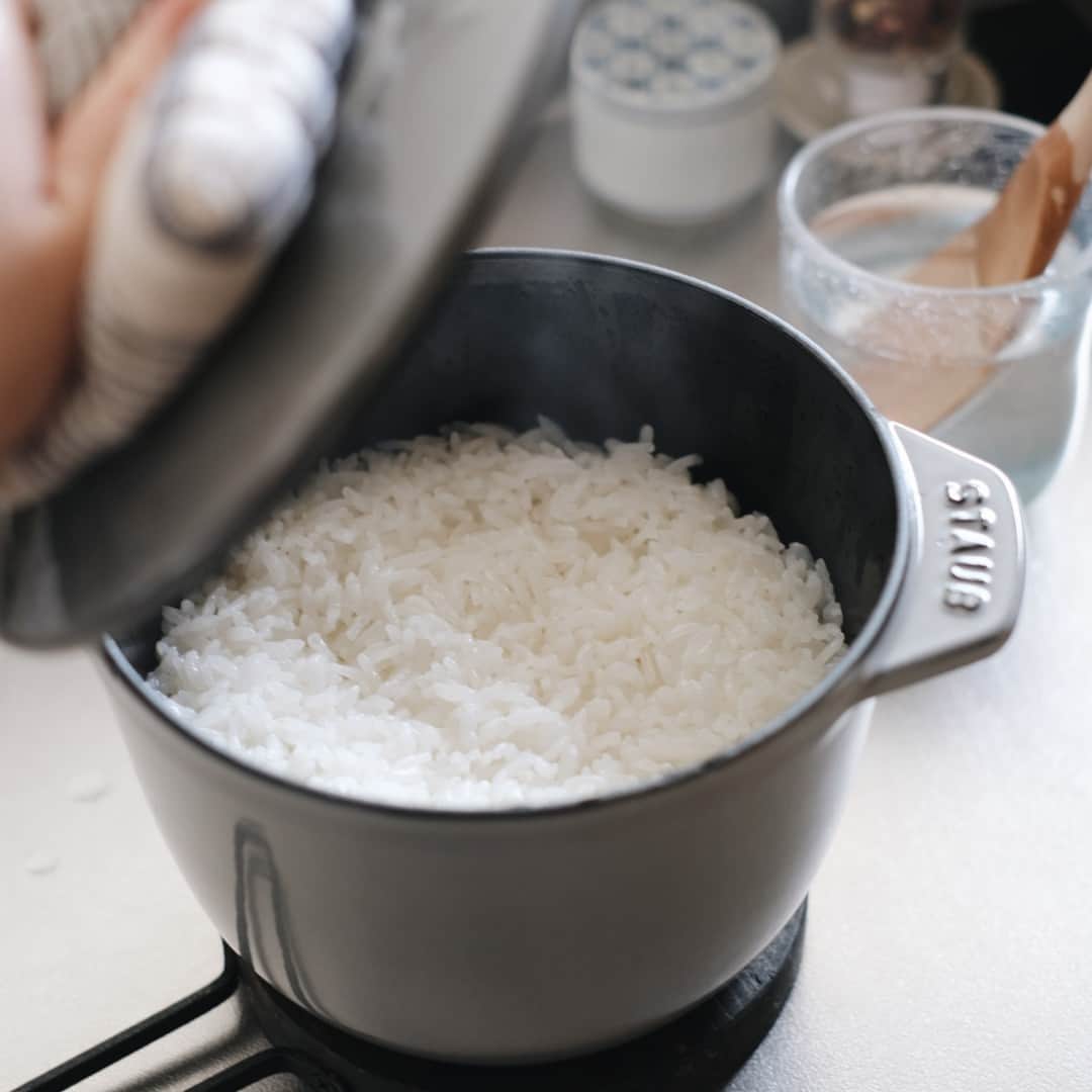 北欧、暮らしの道具店さんのインスタグラム写真 - (北欧、暮らしの道具店Instagram)「新米をもっとおいしく！ 永く使いたい名品「ストウブのごはん鍋」 . - - - - - - - - - - - -  新米が出回り始め、 お米が美味しい季節がやってきました。  今年は新しい道具を取り入れて お米をもっと美味しく楽しむのはいかがでしょうか？  ご紹介するのは、 お米をおいしく炊くために開発された ストウブのこちらの鍋。  熱伝導と保温性に優れ、 じっくりと素材に火を通すことで おいしさを引き出すストウブの鍋。  そんなストウブ鍋の中でも ご飯をおいしく炊くために工夫されたつくりに なっているのがこちらの鍋。  一番のポイントは、 底が丸くカーブしたフォルム。 この形が鍋底から大きな対流を作り、 熱をムラなく全体に伝えます。  鍋全体がゆっくり温まることで お米の芯まで水分がしっかり浸透し、 ふっくらとした炊き上がりになります。  高い蓄熱性のおかげで お米がまんべんなく加熱されるから、 鍋での炊飯が初めてでも失敗知らずですよ。  沸騰から10分ほどと、 火にかける時間が短くて済むのが、 忙しい毎日に嬉しいポイント。   浸水さえ済ませておけば、 帰宅してからすぐに 炊き立てほかほかのご飯が用意できます。  もちろん、スープや煮物などを作るのに使用してもOK。  おいしく食べ切るのに ちょうど良い分量を作ることができ、 お米を炊かない日にも重宝します。  ご飯のためのこの鍋で、 ふだんの食卓がよりおいしくなる幸せを 感じていただけますように。 . ーーー 掲載のアイテムはこちら▼ ーーー . ☑︎ STAUB / ストウブ / ラ・ココット de GOHAN（ブラック、グレー） - - - - - - - - - - - - - - - - - -  🎁「クラシ手帳2024」プレゼントキャンペーン実施中！お買いものいただいた方全員に、当店オリジナルの手帳を無料でお届けいたします。 . ▶︎ お買いものはプロフィールのリンクから ご覧くださいね。→@hokuoh_kurashi . #kitchen#kitchendesign#kitchenware#food#foodstagram #STAUB#ストウブ#炊飯#鍋#無水調理#煮込み料理#煮物#キッチン#キッチン雑貨#キッチングッズ#台所#アウトドア #ごはん#朝ごはん#ランチ料理#シンプル #シンプルライフ#シンプルデザイン#暮らしを楽しむ#日々の暮らし #北欧#暮らし#北欧暮らしの道具店」9月7日 21時02分 - hokuoh_kurashi