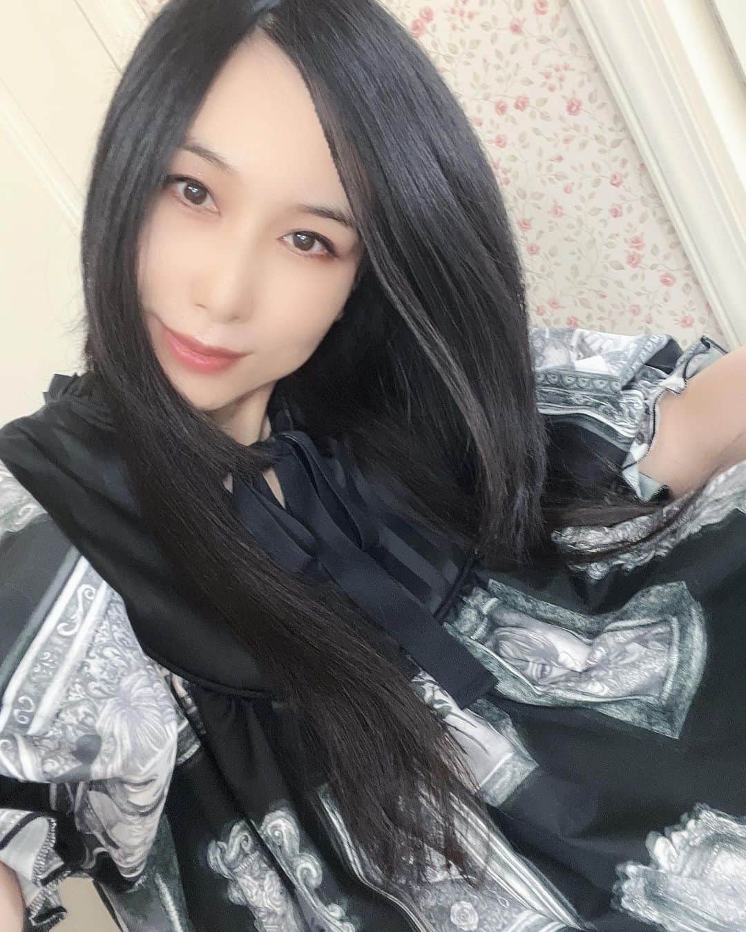 のインスタグラム：「振り替え公演までの間、皆さんと一緒に魂の温度をキープするべくインスタも時々更新しますね🤘❤️‍🔥 私は家で自主トレしながら、ちまこと一緒に英気を養っています🤘 そろそろ秋の味覚も登場し始める頃、しっかり食べてパワーも増強しなくては💪 皆さんが楽しみにしている秋の食べ物はなんですか？よかったら教えてくださいね☺️🩷  今日はちまこ相手にファッションショーをしていました🐱 妖しく美しいワンピースはマイクロコズム×Kahoコラボのもの✨✨ 細部まで素晴らしすぎるカエルさん🐸のピアスはconoco さん✨✨  振り替え公演にて全力でご恩返しできるよう頑張ります！😆🎵🎤  New dress and frog earrings 🐸✨ #陰陽座 #onmyouza #マイクロコズム #microcosm #conoco #conocoaccessories #くろねコーデ」