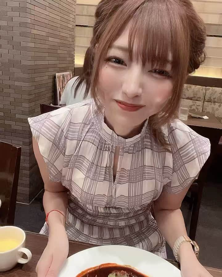 のインスタグラム：「熊本帰ってきて お母さんとお出かけ🚗💨  久々に #望月みゆのオムライフ 🍽️  #おむらいす亭 の期間限定メニュー  月見チーズ ハッシュドビーフオムライスです🌝  あまりにも嬉しそうwww  #望月みゆ  #みゆちぃ　#miyuchy #バンもん　#banmon #japanesegirl  #japaneseidol」