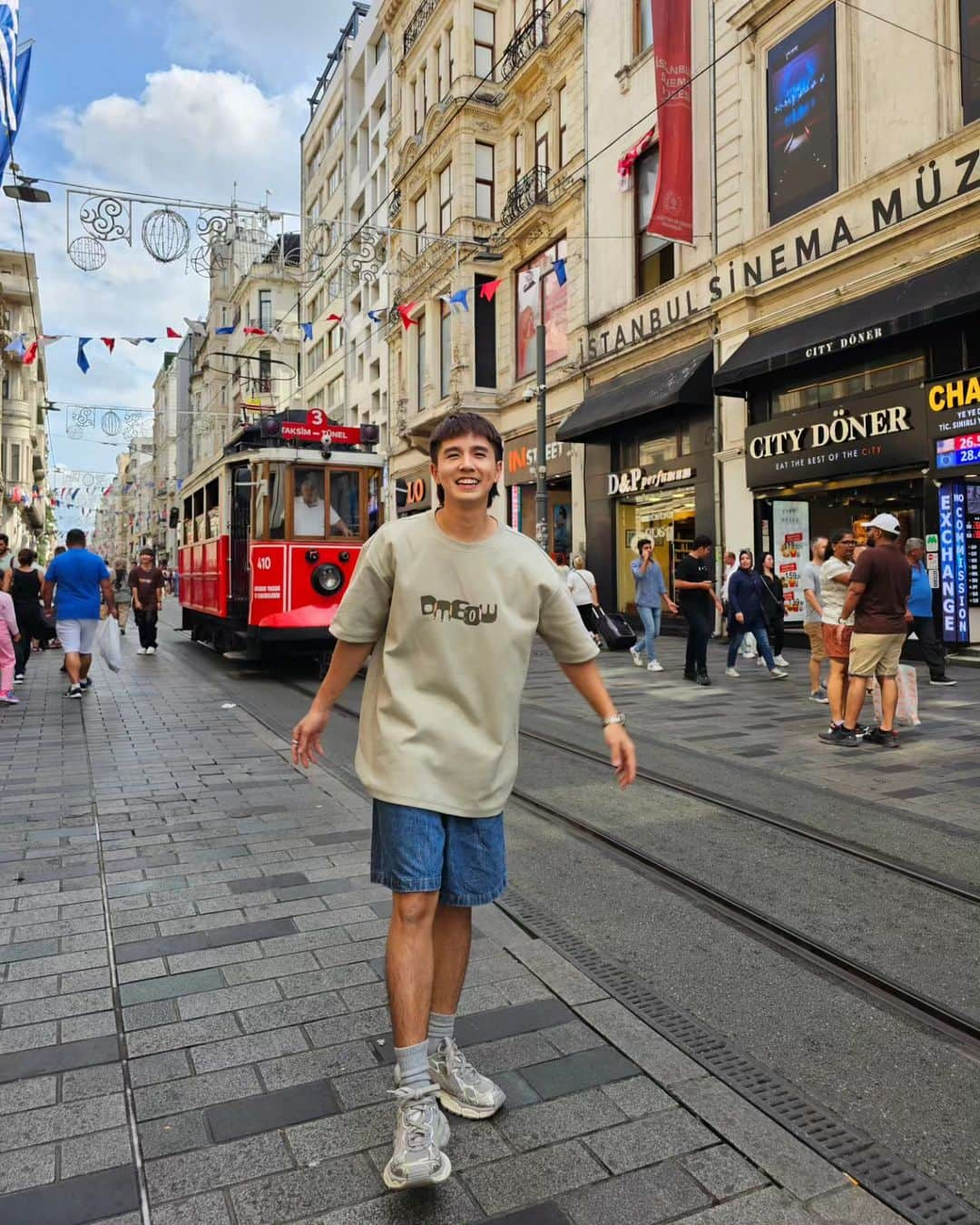 蔡常勇さんのインスタグラム写真 - (蔡常勇Instagram)「晚點再來浪漫的土耳其，因為還沒看到熱氣球！！！🤪 . 這一次解鎖了人生的第十六個國家｜土耳其🇹🇷 第一個探索的城市就是伊斯坦布堡Istanbul🤩這邊真的是一個文化衝擊很大的地方，除了回教堂之外，其他都完完全全不一樣🤣比如說食物消費比想像中的高，而且也相對比較少選擇🥹 第一天我們是選擇現在市區走走，感受這個國家的文化先🤣 但是不管去哪里都能拍到很好看的照片，所以我們就滿足了哈哈哈哈哈哈哈哈哈哈  #土耳其 #turkey」9月7日 21時02分 - changyonggggg