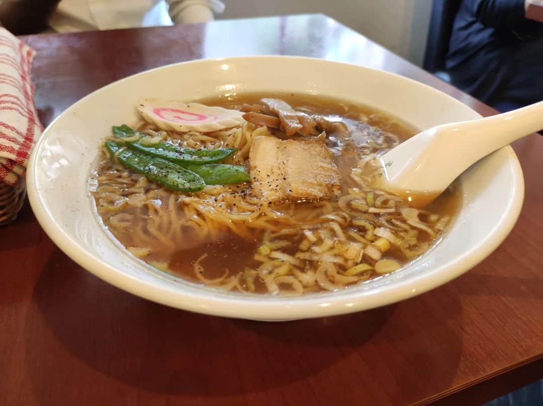 のインスタグラム：「ラーメン半チャーハン 中華料理 龍鳳 oomoriランチ。半チャンラーメンがあるので行ってみた。中華料理屋なので色々とメニューがある。ランチタイムなので相席。ラーメンはデフォで胡椒パラり。まさに中華料理屋のラーメンスープって感じでチャーハンとかに付いてくるスープなの。特別なもの一切なくて落ち着く味。麺もやや茹で上がり気味で柔らか。チャーハンは調味料強めでジャリッと感ありでした。」
