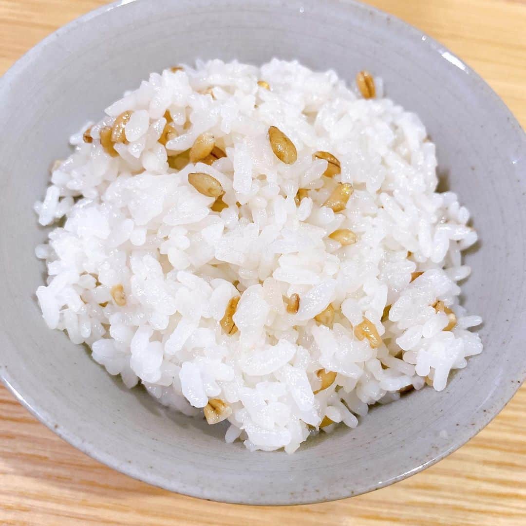 mizukiさんのインスタグラム写真 - (mizukiInstagram)「.  大麦を混ぜてご飯を炊いて ちゃんと朝昼晩ごはんを食べた日の翌日は なんだかお腹の調子がすごく良い🍚  食感も良くて普段より噛むから ご飯をゆっくり食べる 良い習慣にもなりそう！！  サラダやスープに入れてもいいみたいだし 今度いろんな料理に使ってみよう🥦  やっぱり食物繊維って大事だなと 改めて実感した最近でした◎  PR @tj_biolier #スーパー大麦 #腸活 #腸活レシピ #ヘルシーレシピ #鉄分 #食物繊維 #バーリーマックス #自炊 #一人暮らし #大麦 #健康 #ダイエット」9月7日 20時54分 - mizukich13