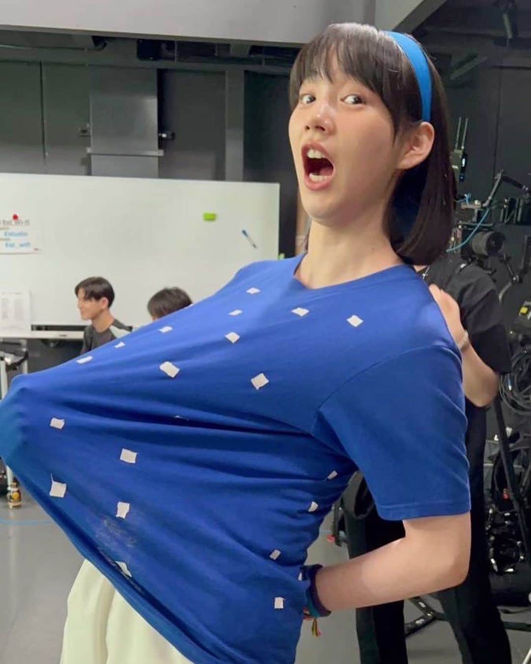 のん（能年玲奈）のインスタグラム：「KANA-BOONさんとの初コラボ「ソングオブザデッド」  100のん　高校生。 100のんも大変だけど、高校生に見えることに全力で取り組んだ🏃‍♀️ 高校生に、見えろ…！  Styling: @_kie_fujii_  Hair&Make up: Shie Kanno  #kanaboon #ソングオブザデッド #のん100」