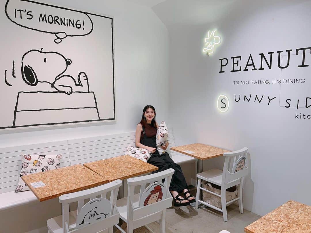 森貴美子のインスタグラム：「古川美有ちゃん　@miyukogawa と展示会行ってスヌーピーカフェ〜！ ショップしか立ち寄ったことなくて念願叶って🥺❤️ 紙ナプキンコースターなど、食器や料理だけでなくどれをとっても可愛かった✨ 積もり積もった話もやっとできて楽しい時間でした♫」