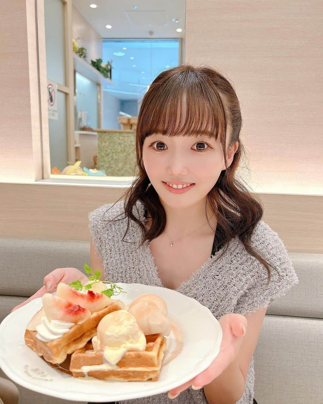 小日向夏実さんのインスタグラム写真 - (小日向夏実Instagram)「🧇🍑  ワッフル最近はまってる！  #千疋屋 #フルーツ #ワッフル #スイーツ #カフェ #cafe #桃 #japan #japanesegirl #followｍe #いいね歓迎 #ootd」9月7日 20時58分 - _butamenchan_