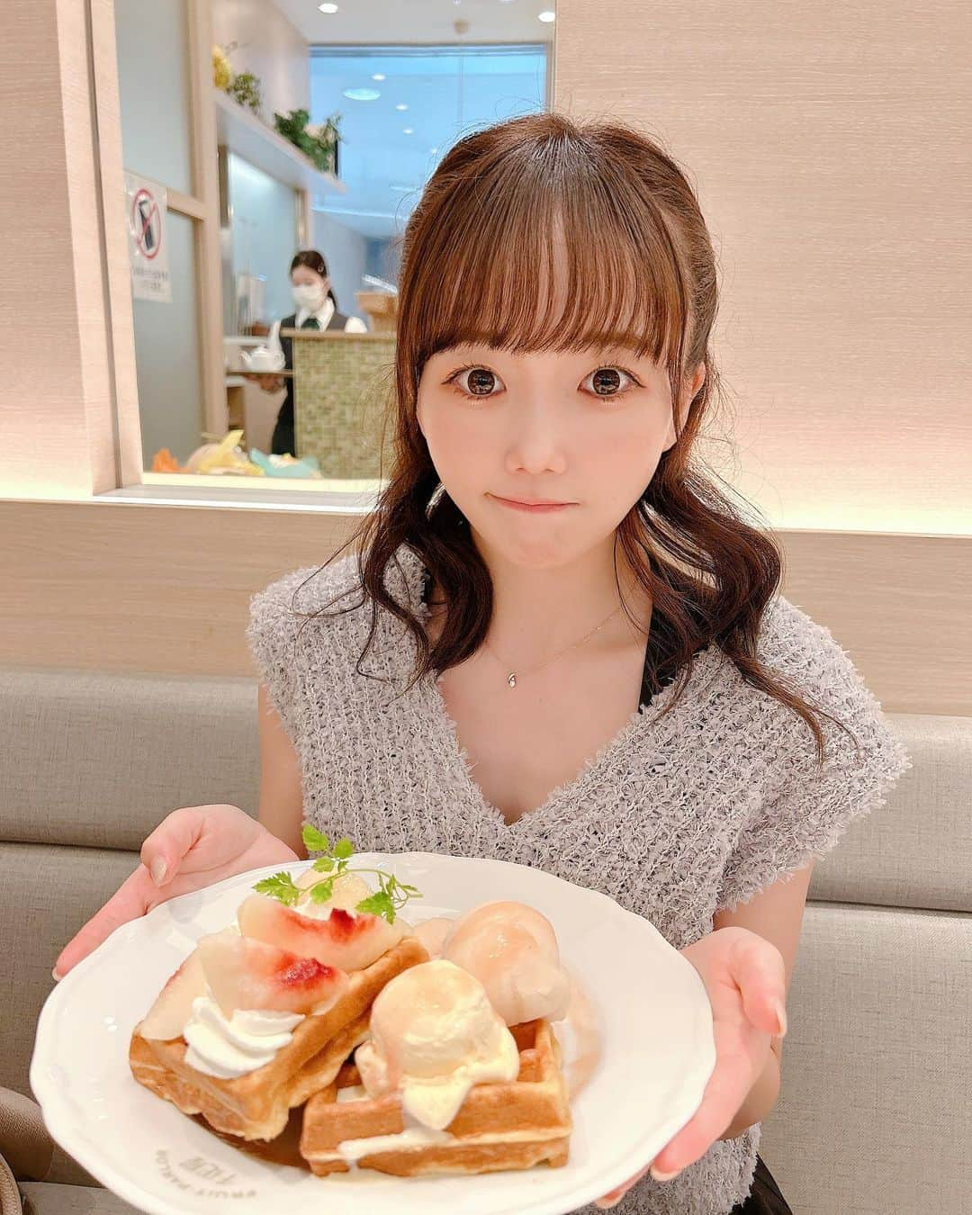 小日向夏実さんのインスタグラム写真 - (小日向夏実Instagram)「🧇🍑  ワッフル最近はまってる！  #千疋屋 #フルーツ #ワッフル #スイーツ #カフェ #cafe #桃 #japan #japanesegirl #followｍe #いいね歓迎 #ootd」9月7日 20時58分 - _butamenchan_