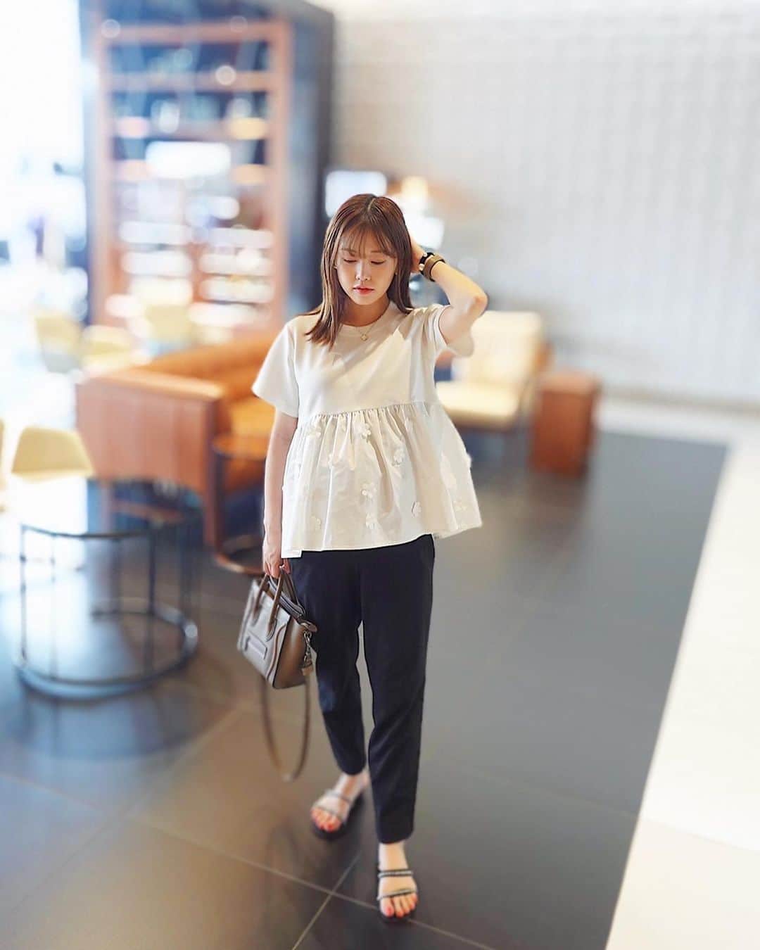 のインスタグラム：「🤍  tops @myu____official  bottom @uniqlo_jp  bag @celine  sandals @unitedarrows_official   とっても可愛いお花モチーフの ついたトップス🌼  納車してもうすぐ１年ということで 先日点検に行ってきました🥰 LEXUSさんから少し早い誕生日プレゼントも🎁  １年ってあっという間だ😳🖤  一年も早いけど1週間も早すぎ！ もう明日は金曜日…😳  #マタニティコーデ #妊婦コーデ #ユニクロ#きれいめコーデ #妊娠10ヶ月#静岡ママ#男の子ママ #ママコーデ」