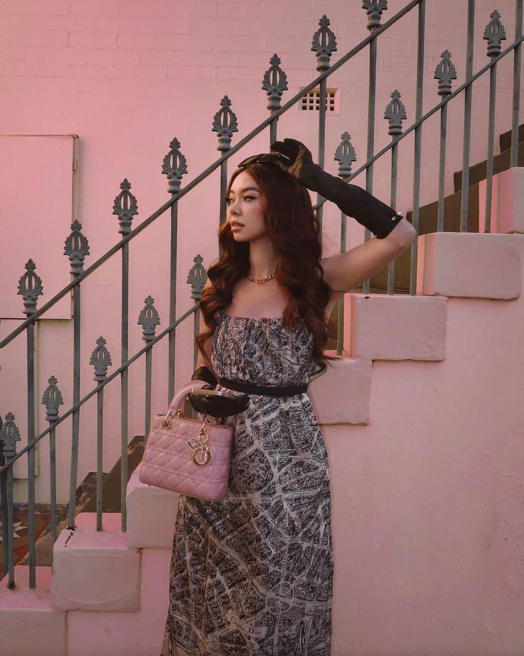 タラ・ミルクティーのインスタグラム：「don’t worry I’m wearing the map so we can’t get lost 🖤 @dior #LadyDior」