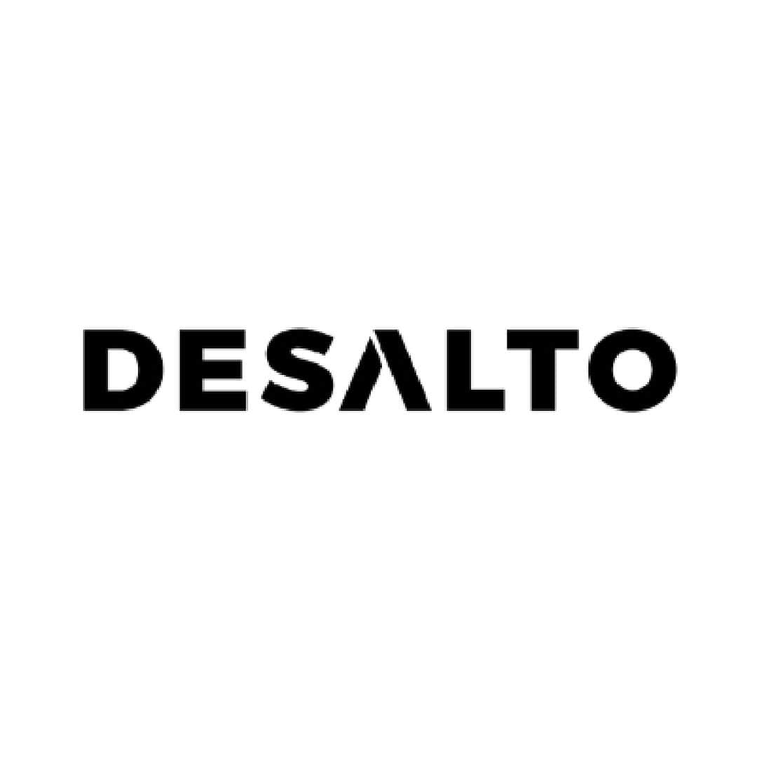 Cassina ixc. (カッシーナ・イクスシー) のインスタグラム：「DESALTO（デサルト）は1990 年の創業から現在まで、イタリアンデザインと物作りの聖地といわれるミラノ近郊のブリアンツァ地方にあります。 メタル、木、ガラス、ポリプロピレンなどモダンファニチャーに欠かすことのできない素材を巧みに組み合わせ、軽量で機能的且つ心地良いチェアや、シンプルで無駄のない洗練されたデザインのテーブルなどにより空間を美しく仕上げます。ブリアンツァの伝統に最新技術を加えたオリジナリティ溢れるデザインは、緻密で美しくエレガントな印象。DESALTOは現代生活の彩りと温もり、そして使い手の心を大切に守り続けています。 . #cassinaixc #desalto #design #interior #lifestyle #カッシーナイクスシー #インテリア #インテリアコーディネート #インテリアショップ #家具 #家具コーディネート #デザイン #ライフスタイル」