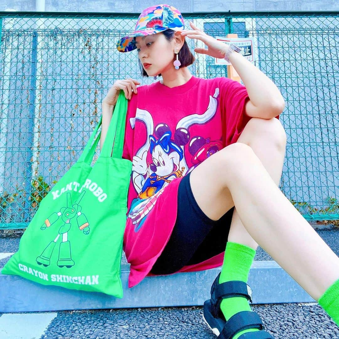 石井美絵子のインスタグラム：「カンタムロボ×ミッキー＆ミニー この日もキャラ渋滞🫨💕  top #古着 cap #ca4la  sandal #shaka  pierce #yuumiperaltashop ーーー #古着コーデ #古着女子 #古着mixコーデ #古着好き #カラーコーデ #カラフルコーデ #カラー好き 派手好き #カラフル好き #170cmコーデ #派手コーデ #古着ファッション #高身長女子 #fashiongram #fashionlovers #vintagefashion #vintagelovers #colorfashion #colorfullife #ミカコのフク」