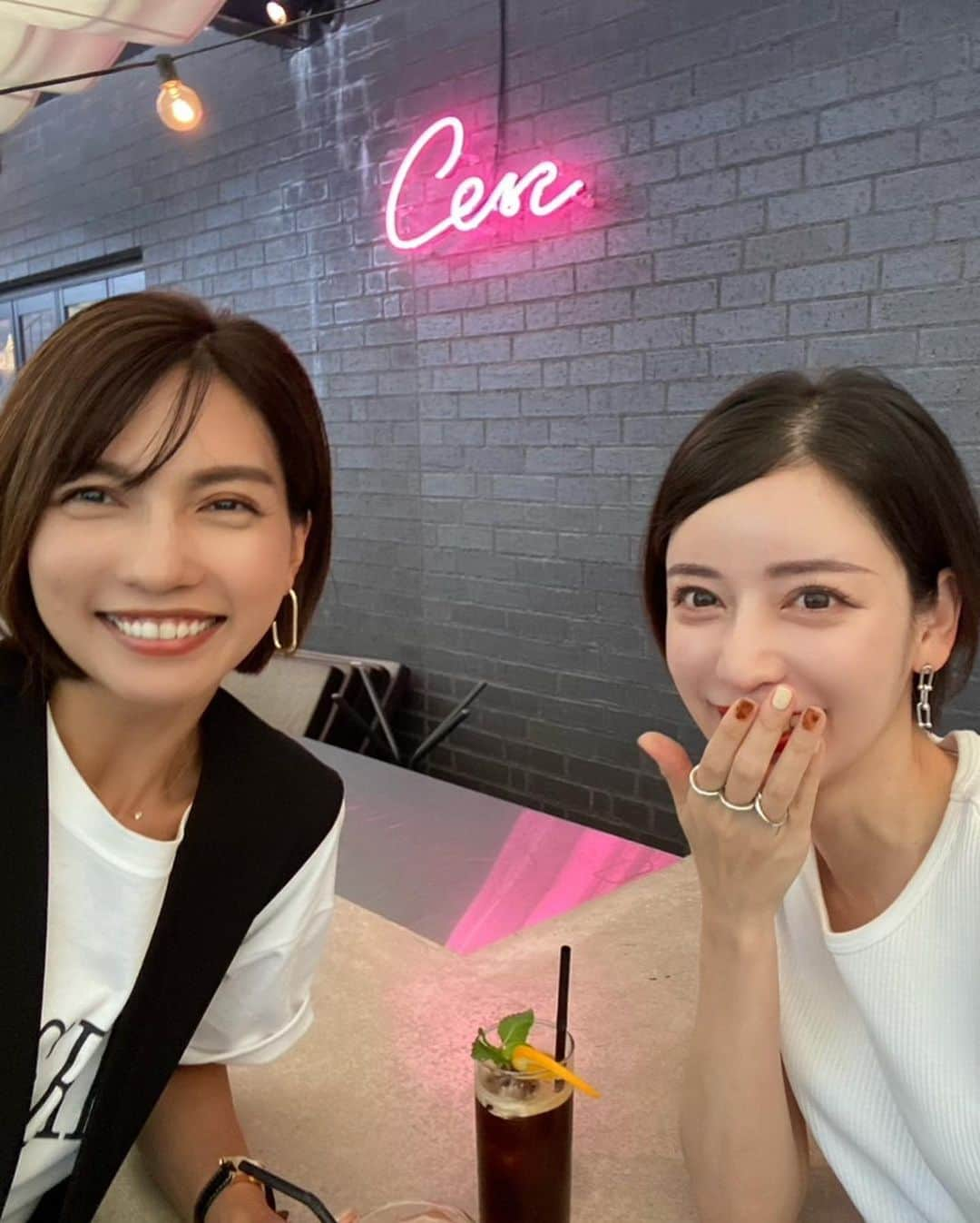 黒宮ニイナさんのインスタグラム写真 - (黒宮ニイナInstagram)「新大久保デートコーデ🇰🇷 たくさん食べる予定だったのでゴムでお腹周り楽ちんなドットプリーツパンツとジレで参戦🐷  久しぶりに美しき @meeecham ちゃんと😍 右も左もわからない私をおすすめのお店に連れてってくれて初のチュクミ🐙食べて美味しすぎた🤤一緒に食べたとびっこご飯も最高🍚💕マッコリも飲みたかったけど、お迎えがあるので我慢といて偉いぞ！笑  お腹いっぱいに食べた後お店の近くにあったオシャレなカフェでゆっくりTIME☕️ 20代のときに行った以来に新大久保にきて本当に明洞(情報古いか)に来たかのような色々なお店があってワクワクした❣️ 韓国ドラマは全部観ているので推しのグッズやパックも欲しかったけど時間が足りず、おすすめのマカプレッソのマカロンをお土産に買ってとっても充実した🥰 帰ってすぐ、娘ちゃんはマカロンをペロッと😋 本当に美味しかった、楽しかった😇💓  #私服コーデ #ママコーデ #ランチコーデ #ジレコーデ #モノトーンコーデ #ブラックコーデ #新大久保巡り #mama #2児ママ #2人育児 #30代ママ　#ピラティスインストラクター #pilates」9月7日 21時00分 - niina_pilates0827