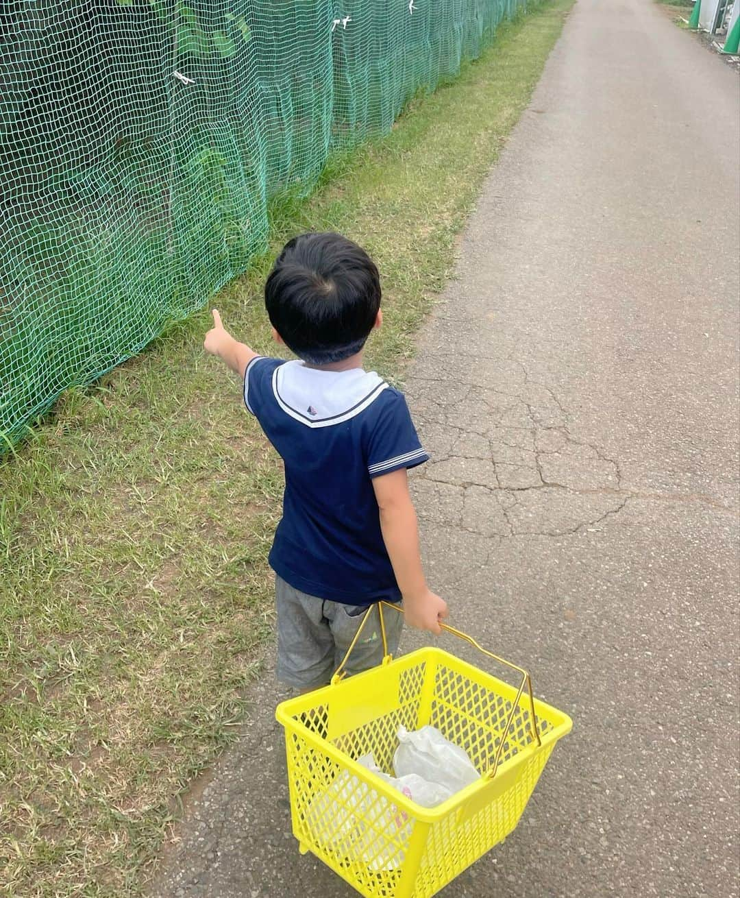 越馬千春さんのインスタグラム写真 - (越馬千春Instagram)「. 初めてのぶどう狩りへ🍇🤍  いちご狩り、ブルーベリー狩りが大好きなので、ぶどう狩りも楽しんでくれました✨🍇 連れてきた甲斐がありました👦🏻👦🏻🩵 スムージーも飲めて大満足🍇  #ぶどう狩り#ぶどう#巨峰#シャインマスカット#男の子ママ#👩🏻#ママライフ#ママ#育児日記#年子育児#年子兄弟#年子兄弟#4歳男の子#2歳男の子」9月7日 21時01分 - chiharukoshiba