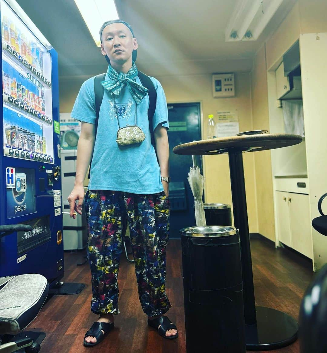 市川刺身さんのインスタグラム写真 - (市川刺身Instagram)「今日の服装。 新宿でマセキさんのライブに出させて頂く。  ドイツ軍のトレーニングTシャツにシルクスクリーンが決まったやつ。 色の主張主張のイージーパンツ。 十四才で購入した帽子に黒の便所サンダルで手ぬぐいと金のがま口にmont-bellのリュック。  昼から渋谷に小道具作りに行って新宿Fu-でマセキさんの事務所ライブのアンスリウムレッドに出させて頂く。 また出させて頂けたらトークも参加させていただきたいです。 銀だこのアルバイトやってた時同じビルに事務所があって使ってた喫煙所で携帯置いて撮りました。 マセキさんありがとうございます。  #今日着た服 #ファッション #古着 #新宿fu #マセキライブ」9月7日 21時05分 - soitsudoitsu