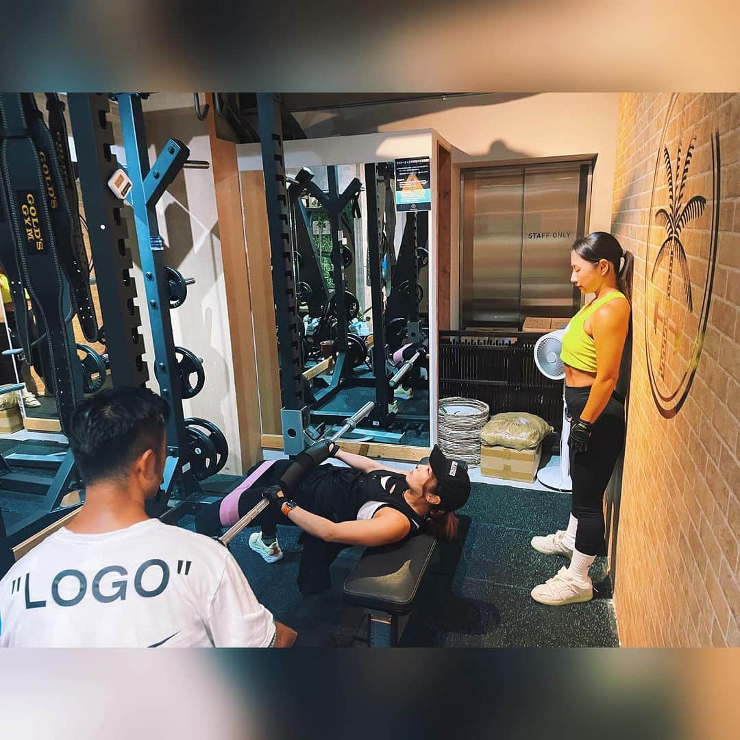 高橋奈苗さんのインスタグラム写真 - (高橋奈苗Instagram)「🍭🍭🍭 training 🏋️‍♀️🏋️‍♀️🏋️‍♀️  江ノ島にある @official_kairi  のジム　@para_fit24 にてスペシャル合同トレーニング🔥  ゆずぽん　@aikawa_yuzuki  がコンテストに出るためのトレーニングも見られている @bodymakesalon_table さんに トレーニングを見てもらったよ🧘‍♀️  トレーニング部位は肩とおしり、足！  （バリバリの筋肉痛だぜ💪）  1人でやるトレーニングは限界があるので、（すぐ心折れるぜ！） とても勉強になりました。  最初のストレッチしてる段階からなんか楽しくて最高だった笑  （エコバッグとエアバッグを間違えたのが面白すぎてひとりで何回も思い出し笑いしてる笑）  やっぱり意識の高い方々とやる練習って最高‼️  スターダムの時には2人のこと試合でボコボコにしてたし、厳しくて怖い先輩だったはずなのに仲良くしてくれて嬉しい🤣  この2人は女子プロレスラーとしての可能性をめっちゃくちゃ拡げた先駆者の2人だと思ってるよ(^^) そして華やかな面しか一見注目されないけれど、地道に努力もできる2人だし、頑張ってきた姿も見てるから信頼できるし、それだからこそ駆け上がっていけるんだよね☺️  私も勉強させてもらってますし、 私は時代を繋いでいく大地さ⛰️笑  トレーニング後は岩盤浴も入らせてもらって癒されるし（ゆず季は秒で寝てた🤣）プロテインバナナジュースがほんっとに美味しいです🍌🤤  ぜひ一度行ってみてはー❓☀️🏄‍♀️  合同トレーニングもまたお願いしますっ❤️‍🔥  @nanae_passion_  follow me!  通販ショップ➡︎ https://jungarian.thebase.in/  #プロレス #高橋奈七永  #ナナエ #パッション #passion #女子プロレス #人間国宝 #japan #nanaetakahashi #stardom  #愛川ゆず季　#KAIRI #gym #training #江ノ島」9月7日 21時06分 - nanae_passion_