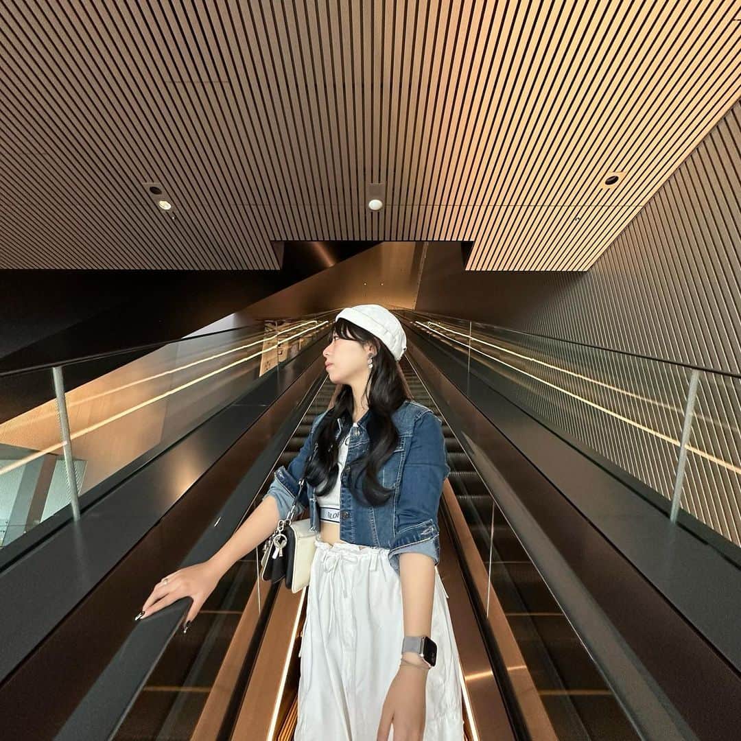 のインスタグラム：「✈️ . . . .  .  #date #osaka #art #fashion #artmuseum #japan #japanese #girl #셀카 #셀스타그램 #올블랙코디 #올블랙패션 #무채색코디 #공주병 #自拍 #点攒 #网红#code  #lovely #y2k #y2kfashion #love #攝影 #人像攝影」