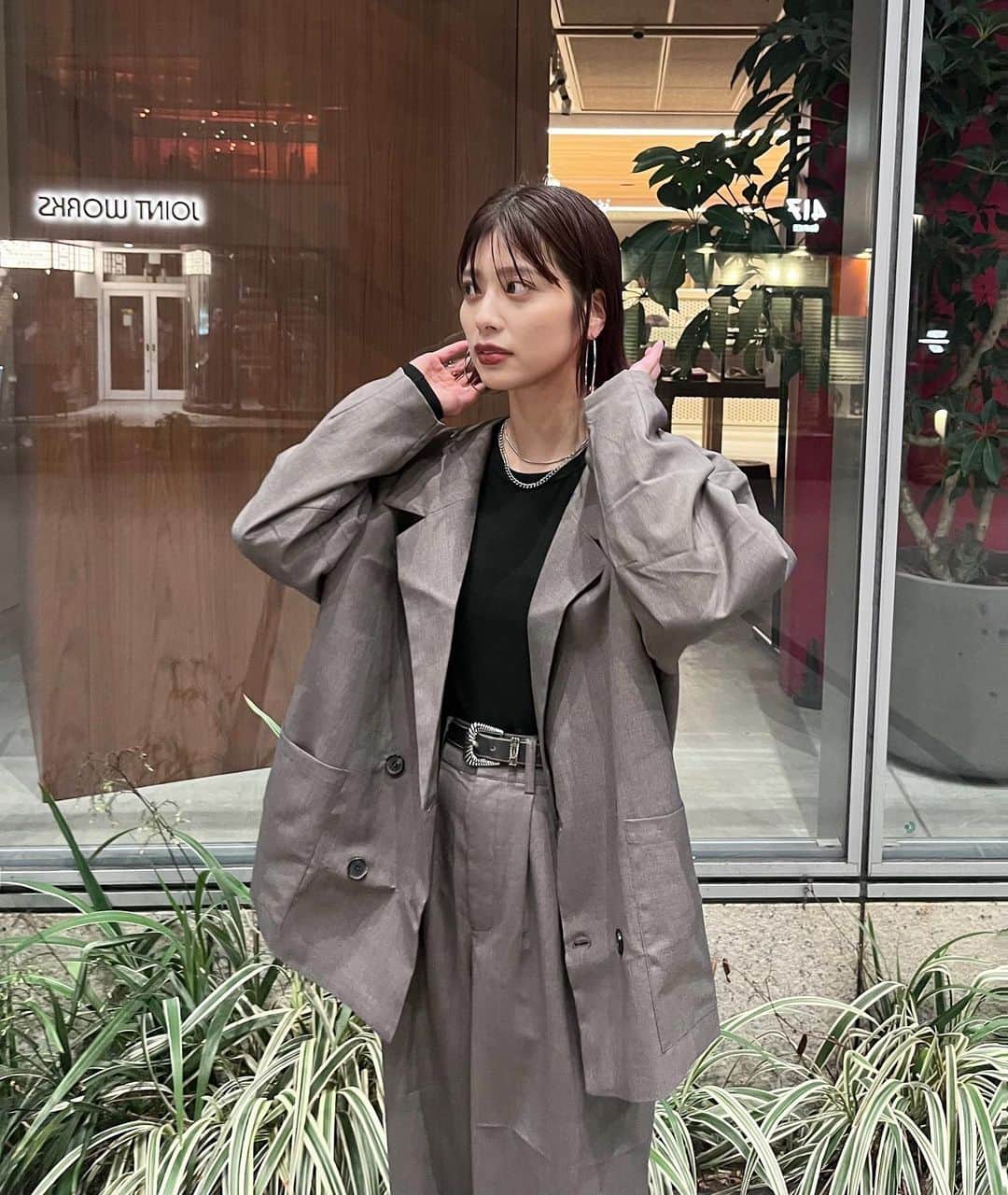 のインスタグラム：「. 最近ちょっと涼しくなってきて嬉しい〜🍂 ⁡ ⁡ 1年で秋服が1番好きだから早くジャケットとか着たいですね☺︎ ⁡ ⁡ @happyjohn_official のセットアップ サイズ感可愛くてお気に入り❤︎ ⁡ ⁡ ⁡ ⁡ ⁡ ⁡ ⁡ ⁡ ⁡ #happyjohn #ハッピージョン #セットアップコーデ #セットアップ #ジャケットコーデ #ジャケットスタイル #秋コーデ #モード系ファッション #モード系女子」