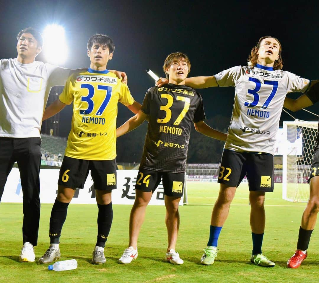 栃木SCさんのインスタグラム写真 - (栃木SCInstagram)「． GAME PHOTOS📷 ． ． 🗓9/3(日)19:00KICKOFF ⚽️明治安田生命J2リーグ第33節 🆚藤枝ＭＹＦＣ 🏟栃木県グリーンスタジアム 📝栃木 2-0 藤枝 15分 #イスマイラ 20分 #イスマイラ  📷PICK UP. 🟡 #ネモと共に #37 🔵 試合が終わったあとにロッカー前に飾られていた #根本凌 選手のユニフォームを、同期の  #大森渚生 選手 #神戸康輔 選手 #宮崎鴻 が着ていました。ここまで切磋琢磨してきた同期だからこそ、特別に感じること、いろいろな想いがあったでしょう。 ゴール裏にはサポーターの皆さんからも弾幕も。  凌、強くなってまたピッチに💪  ➡︎📱#DAZN への加入・試聴で栃木SCを応援しよう！ http://prf.hn/click/camref:1100l38Di/creativeref:1011l20500 ． #栃木SC #TochigiSC #JLeague」9月7日 21時09分 - tochigisc_official