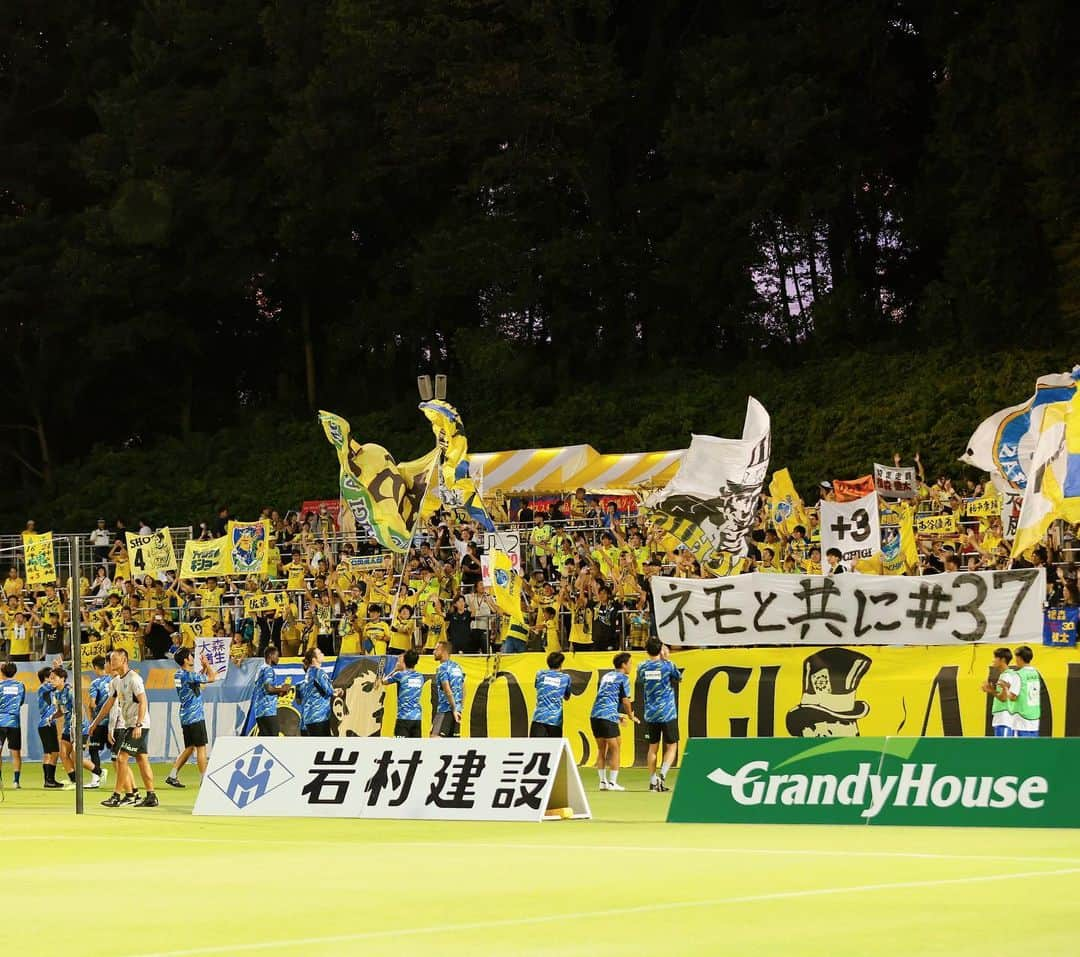 栃木SCさんのインスタグラム写真 - (栃木SCInstagram)「． GAME PHOTOS📷 ． ． 🗓9/3(日)19:00KICKOFF ⚽️明治安田生命J2リーグ第33節 🆚藤枝ＭＹＦＣ 🏟栃木県グリーンスタジアム 📝栃木 2-0 藤枝 15分 #イスマイラ 20分 #イスマイラ  📷PICK UP. 🟡 #ネモと共に #37 🔵 試合が終わったあとにロッカー前に飾られていた #根本凌 選手のユニフォームを、同期の  #大森渚生 選手 #神戸康輔 選手 #宮崎鴻 が着ていました。ここまで切磋琢磨してきた同期だからこそ、特別に感じること、いろいろな想いがあったでしょう。 ゴール裏にはサポーターの皆さんからも弾幕も。  凌、強くなってまたピッチに💪  ➡︎📱#DAZN への加入・試聴で栃木SCを応援しよう！ http://prf.hn/click/camref:1100l38Di/creativeref:1011l20500 ． #栃木SC #TochigiSC #JLeague」9月7日 21時09分 - tochigisc_official