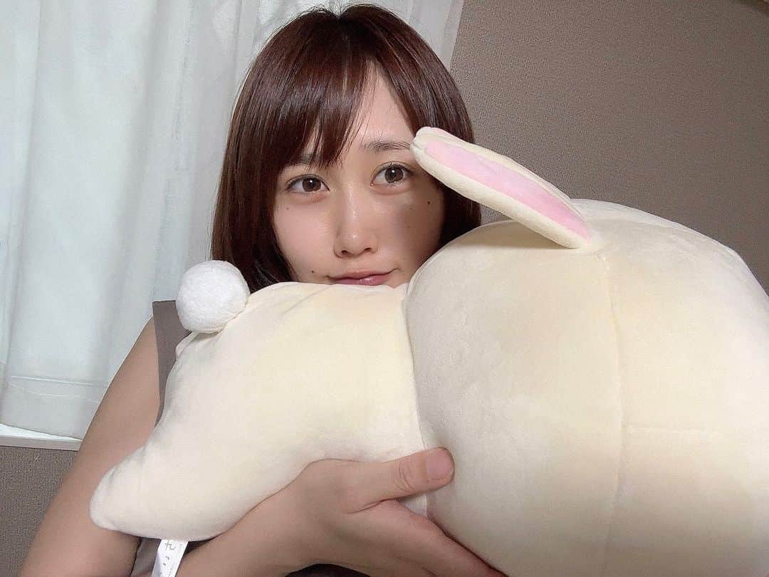 釘町みやびのインスタグラム：「🐰  今日は美容Dayでした♡ (エステのレビュは改めてまとめる！)  それで帰りにね、 今日は絶対に寄り道しない！！！ そう決めて家路を急いでたんですよ。  そしたらゲーセン地帯に差し掛かり… 1回だけ…と…寄り道。  そして1回でうさGETしました🤦🏻‍♀️ しかも祝福のマックまで買ってしまった🤦🏻‍♀️  もう寄り道パラダイスや…🤦🏻‍♀️💗笑  そんなこんなで 今年のお月見マックも最高に美味しいし、 月見パイは想像の100倍美味しいというお話でした🌕💗  ． ． #クレーンゲーム  #プロ検定持ち  #ちいかわ  #うさぎ  #ぬい撮り  #寄り道  #マック  #月見バーガー  #月見パイ  #おうちごはん  #ひょっこり  #足指  #裸足  #大人女子  #chiikawa  #mcdonalds  #delicious  #baresoles」