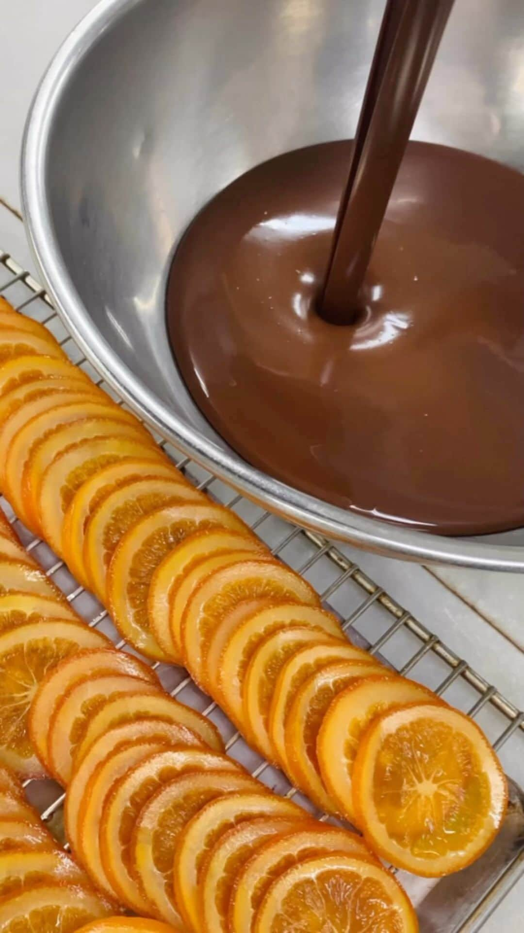 Decadence du Chocolatのインスタグラム：「《バレンシア》  デカダンスドュショコラで大人気のバレンシアの仕上げです！🍊  スペインの太陽をたっぷり浴びた甘酸っぱいバレンシアオレンジを、オリジナルブレンドのチョコレートで、ショコラティエが一枚一枚丁寧にチョコをつけています👩‍🍳  店頭では、一枚から販売しているので、是非お試しくださいませ！✨   #バレンシア  #デカダンスドュショコラ  #decadanceduchocolat」