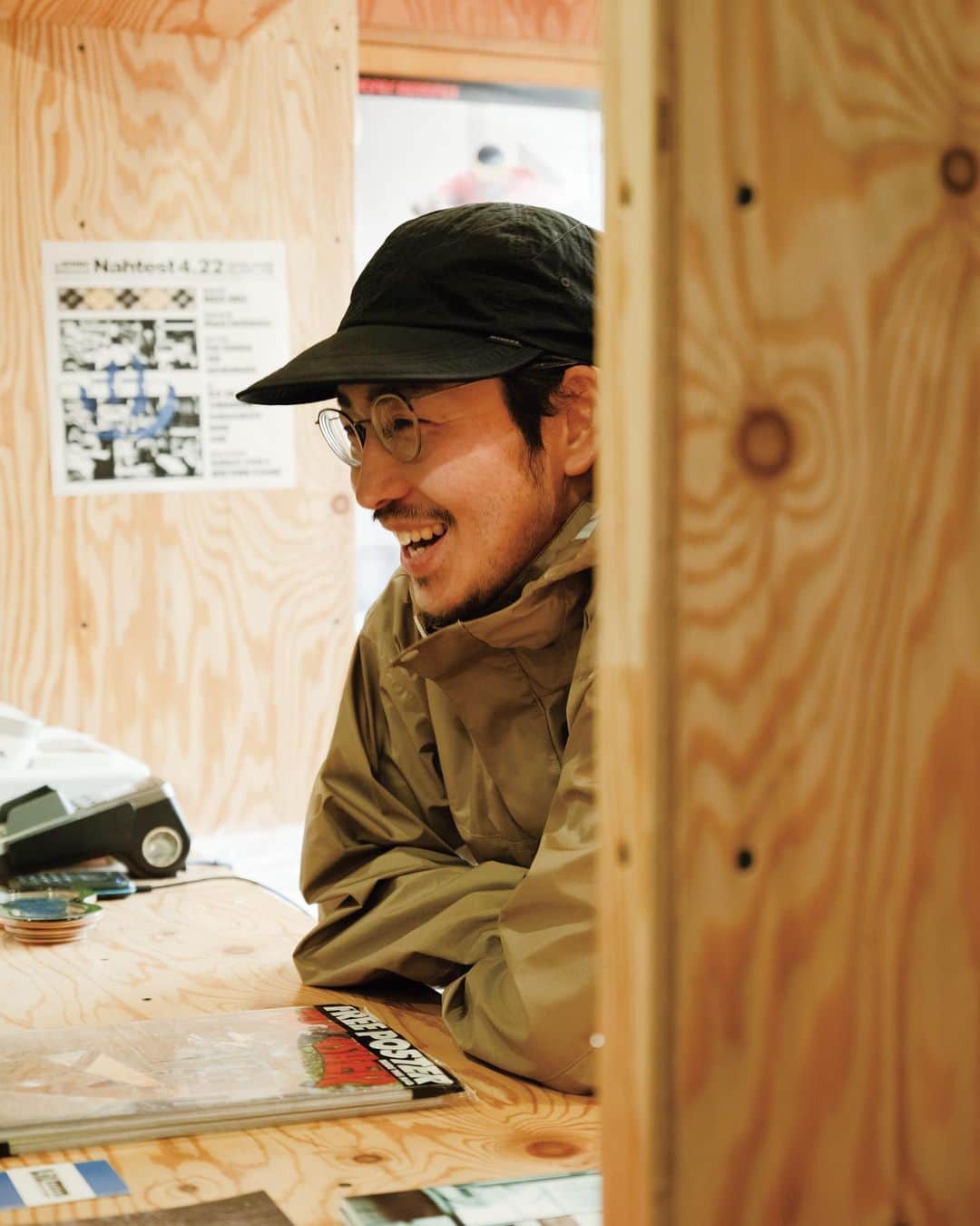 Olliemagazineのインスタグラム：「. Ollie Vol.257 2023 SPRING/SUMMER  「Street For Life.」 - 47都道府県特集 -  canola skateshop @canolaskateshop   都会と松本を繋ぐハブとなり フッドのスケーターに刺激を  東京・新宿から特急あずさに乗ること約2時間30分。JR松本駅で下車するや否や、都会で荒んだ心を浄化するように、北アルプスから吹き込む新鮮で澄んだ空気が最高にウマい。ここ信州は長野県松本市にある「canola -skateshop」は、スケーターのHakaseさんが開いたスケートショップで、ローカル+αで全国のスケーターが交差する松本の新スポットに。  Photograph_NaokiUsuda Text&Edit_NmMR  #olliemagazine#olliemag#ollie#Ollie_Vol257#streetculture#street#skateboard#skate#skater#music#hiphop#rap#rapper#art#fashion#graffiti」