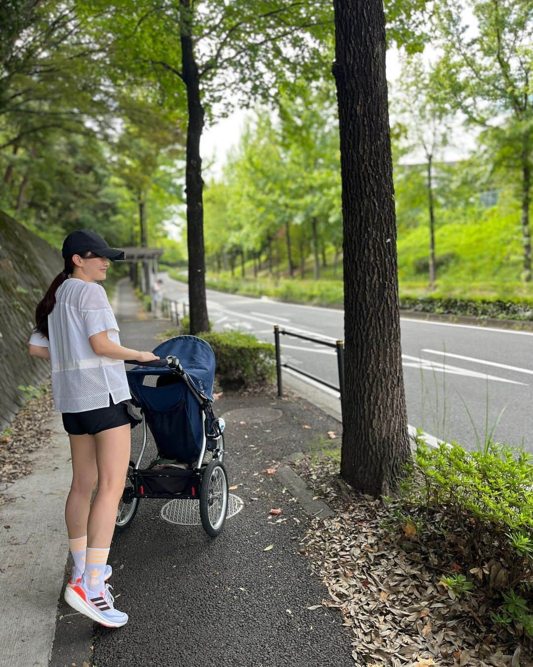 湯田友美さんのインスタグラム写真 - (湯田友美Instagram)「buggy running♬ 産後８週経過し、ようやく外へ出て歩き出しました👵🏻  次の4週間は、とにかくウォーキングと骨盤底筋体操！  産後のダメージ＋２人育児に追われすぎて、運動をしようという意欲すらなかった2ヶ月間😂今回、産後ぼーっとするマミーブレインも酷すぎて、この2ヶ月の記憶がほぼない👵🏻🥺  現状把握するために走ってみたけど、上半身と下半身が連動してないから、下半身が抜け落ちてるような感覚で、バタバタ足音は鳴るし、とにかく重い🐘  運動を習慣づけるために、長男の園の送迎でバギーラン再開😊往復3kmを朝夕2セットで6キロだ🙌めんどくさがりなので、何かのついでにやらないと続かないの🤣 でも今朝、👦🏻「遅いからバギーでいくのやだ」って言われた🤣 ごめん、ママ頑張るわ🤣💔  #二人育児 #バギーラン #buggyrunning」9月7日 12時25分 - yudatomomi