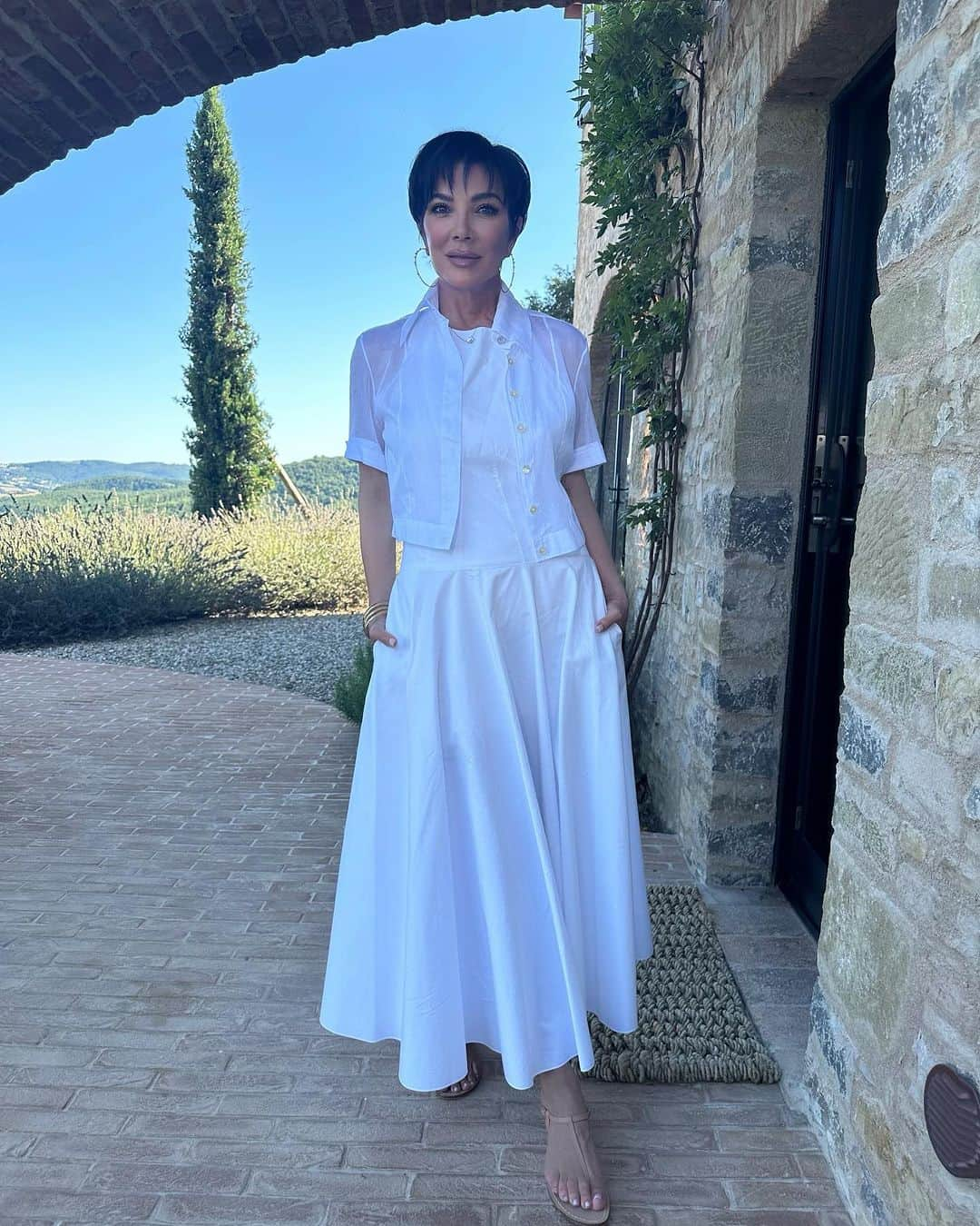 クリス・ジェンナーのインスタグラム：「Under the Tuscan sun 🇮🇹☀️」