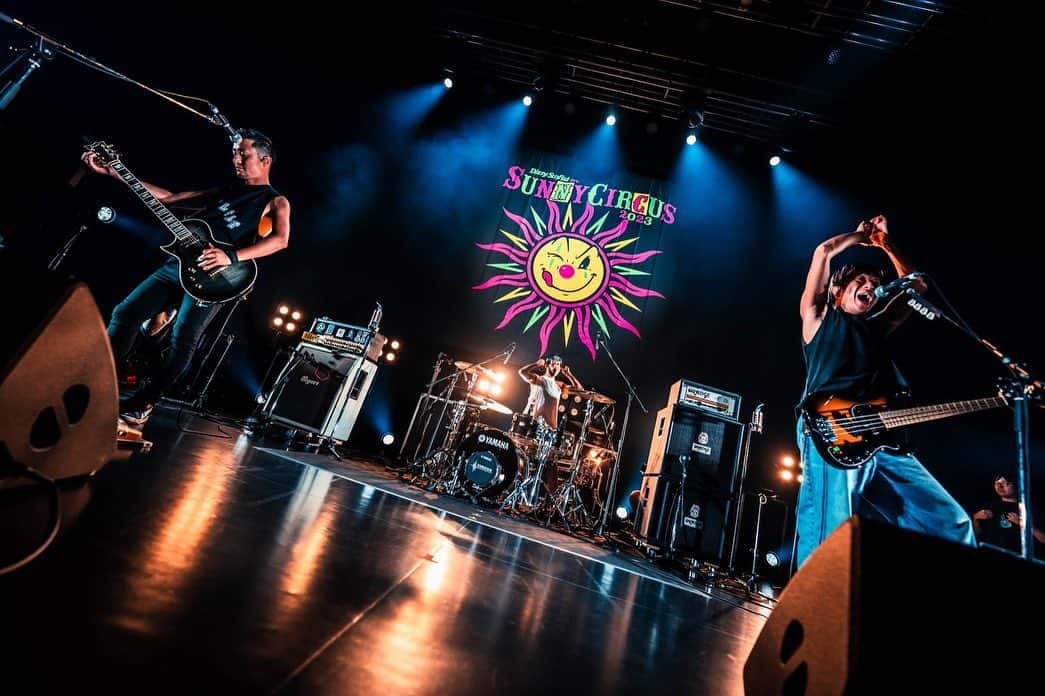 Bunta のインスタグラム：「Dizzy Sunfist pre. "SUNNY CIRCUS 2023" @Zepp Shinjuku 大好きなメロコアの先輩後輩の大集合で終始お祭りモードの1日だった😍😍😍 こういう1日があるから、メロコア辞められないよね💪😝 ディジーに感謝🎶 メイ子ちゃんもハピバでした㊗️㊗️㊗️  @masaty_x   #totalfat #dizzysunfist #sunnycircus #drum #drums #drumforhappy #drumlife #drummer」