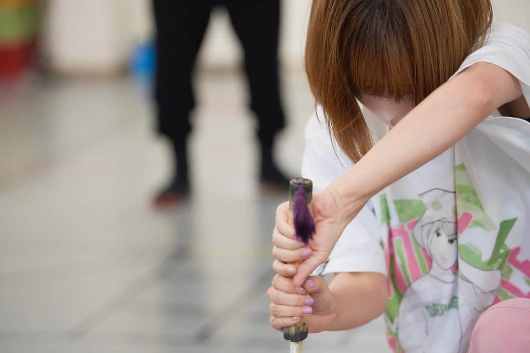 愛川こずえのインスタグラム：「稽古写真🥷✨  殺陣に芝居に大変だけど、 かっこいい最強のくノ一になるぞーー❤️‍🔥🥷  #半蔵零   photo @k_oyuki_camera6」