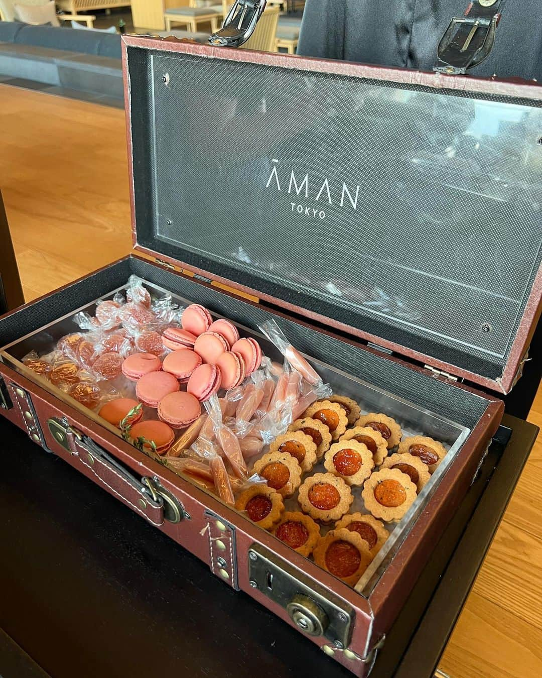 泉千尋さんのインスタグラム写真 - (泉千尋Instagram)「・  アフタヌーンティー🫖　  @aman_tokyo にて。  久々、昼からスイーツ食べた🥰  友よおめでとう🩷  大好き🩷  ・ ・ ・  This is afternoon tea at Aman Tokyo.  @aman_tokyo  Peach sweets.🍑✨  ・ ・ ・  Thank you for... @chanelofficial   #アフタヌーンティー#アマン#アマン東京 #aman#amantokyo #afternoontea #女子会#お祝い#誕生日#感謝#congratulations #CHANEL#シャネル#桃#桃アフタヌーンティー#スイーツ#スイーツ巡り #スイーツ好き#スイーツ部 #甘いもの#素敵な空間 #アート#東京#tokyo#japan#japanesegirl #japan_of_insta #sweets」9月7日 12時24分 - izumi.chihiro76