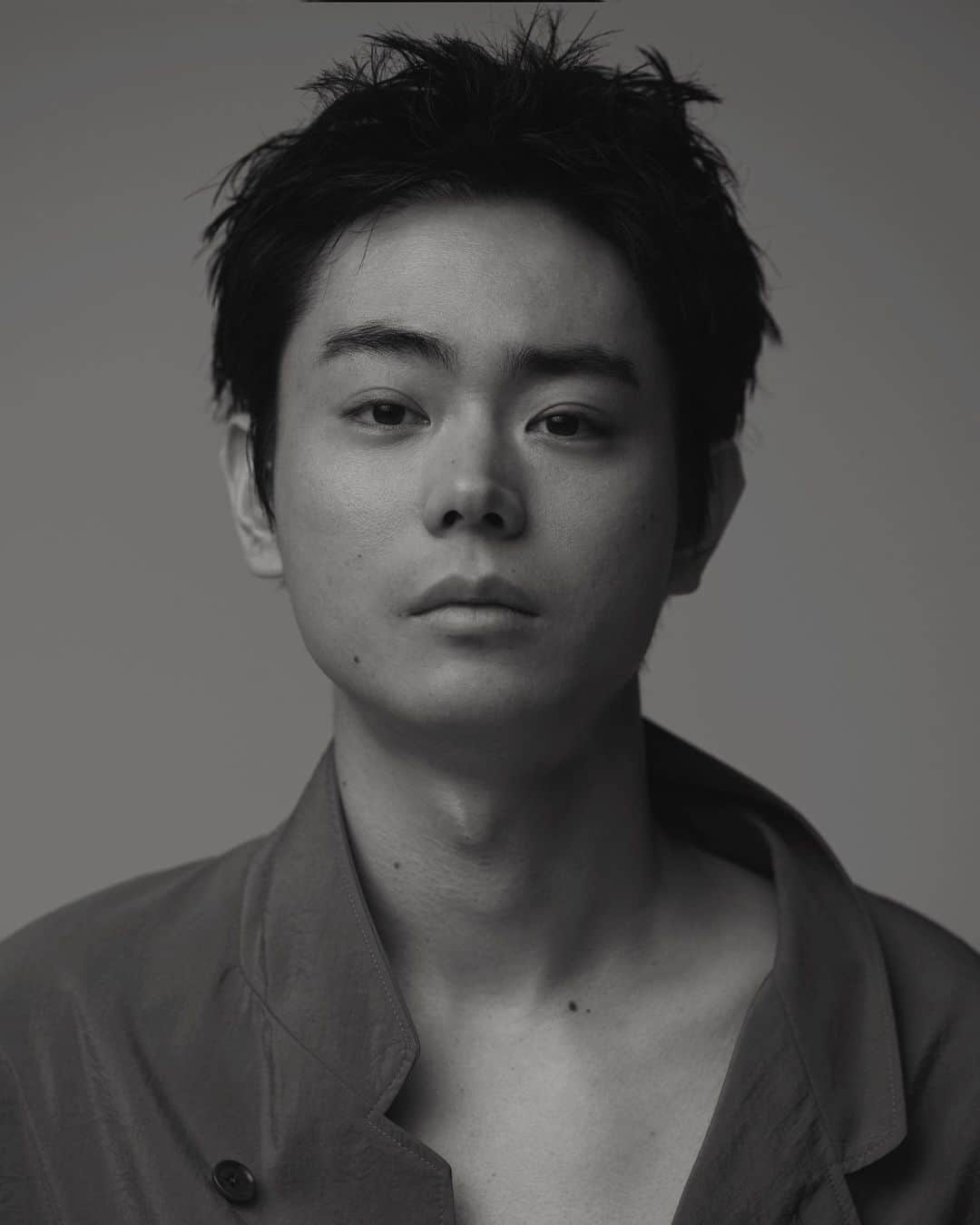 長山一樹のインスタグラム：「冷静に俯瞰から自身を見つめる顔。  Precious最新号にて、菅田将暉さんを撮影しました。  @precious.jp  Model #菅田将暉  Stylist @k8.0ondamic  Hair @azuma212  Photographer @kazuki_nagayama   #precious  #写真  #ポートレート  #hasselblad  #ハッセルブラッド  #kazukinagayama  #長山一樹」