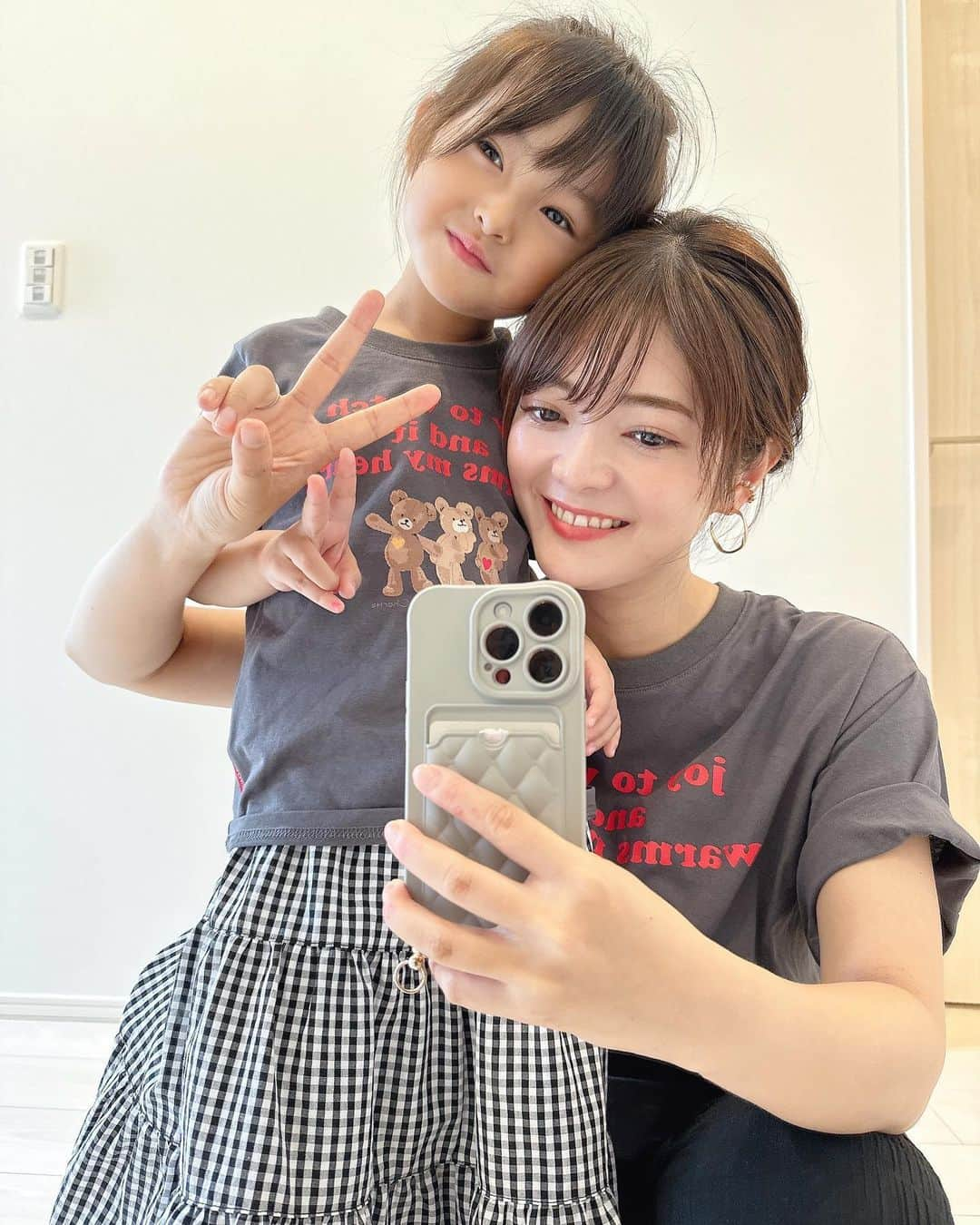 大知めぐみのインスタグラム：「先日のめちゃんとお揃いコーデ♡ この色合い本当に可愛い💓 ⁡ お揃いするとめちゃんも喜んでくれて、嬉しい母です☺️💓 ⁡ そして、本当にこの夏は、このパンツにお世話になりました🙏🏻💕 秋も引き続き宜しくお願いしますww ⁡ 🤍T-shirt＆pants @angecharme_shop  @tsujinozomi_official  ⁡ ⁡ ⁡ ⁡ ⁡ ⁡ ⁡ ⁡ ⁡ #angecharme #ママコーデ #ママファッション #主婦コーデ #楽ちんコーデ #くま #親子ペアルック #リンクコーデ #娘 #育児 #子供 #子供のいる暮らし #こども  #こどものいる暮らし#4歳 #主婦#女の子のママ  #女の子ママ #육아스타그램 #육아 #육아소통 #육아맘 #맘스타그램 #親子コーデ #親子リンクコーデ #오오티디 #데일리룩 #패션 #옷스타그램 #패션스타그램일상」