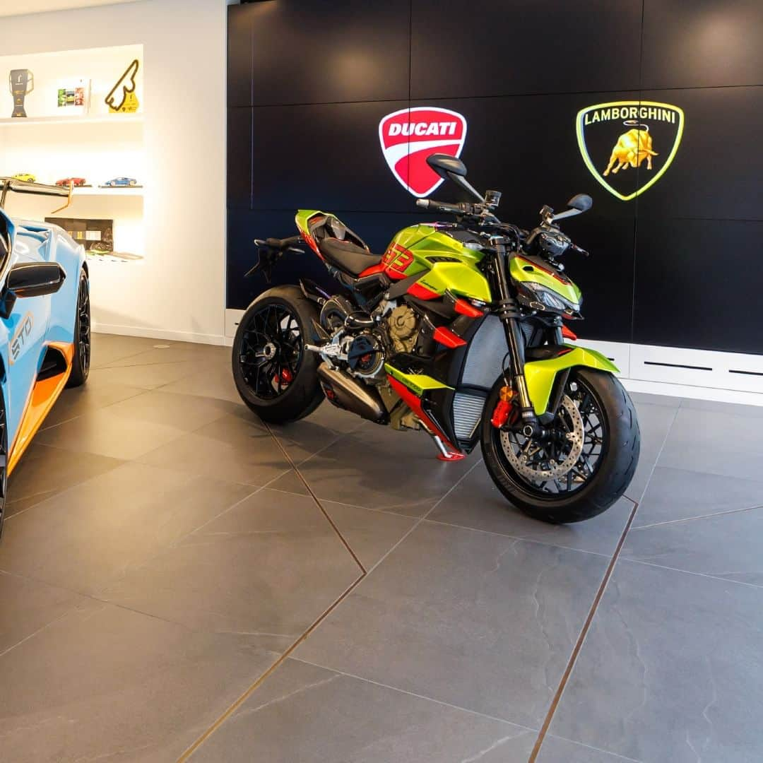 Ducati Japanさんのインスタグラム写真 - (Ducati JapanInstagram)「ドゥカティ・ストリートファイター V4 ランボルギーニの納車式を開催  モーターバレーの歴史にその名を刻んできたドゥカティとランボルギーニ・ブランドのコラボレーションの第2弾、ドゥカティ・ストリートファイターV4ランボルギーニの日本納車式が東京六本木のTHE LOUNGE TOKYOで開催されました。  世界限定630台となる本モデルは、最高出力153kW（208PS）/13000rpm、最大トルク123Nm（12.5kgm）/9500rpmを発生する水冷のV型4気筒4バルブ 1103ccエンジンを搭載。  車体の外装には「ウラカン STO」のロゴとランボルギーニが設立された年（1963年）を想起させる「63」の数字を特徴とする特別なカラーリングとなっており、ベースは「Verde Citrea」（グリーン）、対照的なパーツは「Arancio Dac」(オレンジ) のコントラストカラーを採用しています。  納車式では、ドゥカティジャパン社長マッツ・リンドストレームによって、ドゥカティとランボルギーニが共有するスタイル、スポーティ性、高級感の価値観を体現したモーターサイクルであることが紹介され、オーナーにキーが手渡されました。  #ドゥカティ #ドゥカティいいじゃん #ストリートファイターV4 #ネイキッド #Ducati #DucatiUnica #DucatiLove #StreetfighterV4 #StreetfighterV4Lamborghini #Streetfighter #Lamborghini #TheUnexpectedFormula」9月7日 12時29分 - ducatijapan