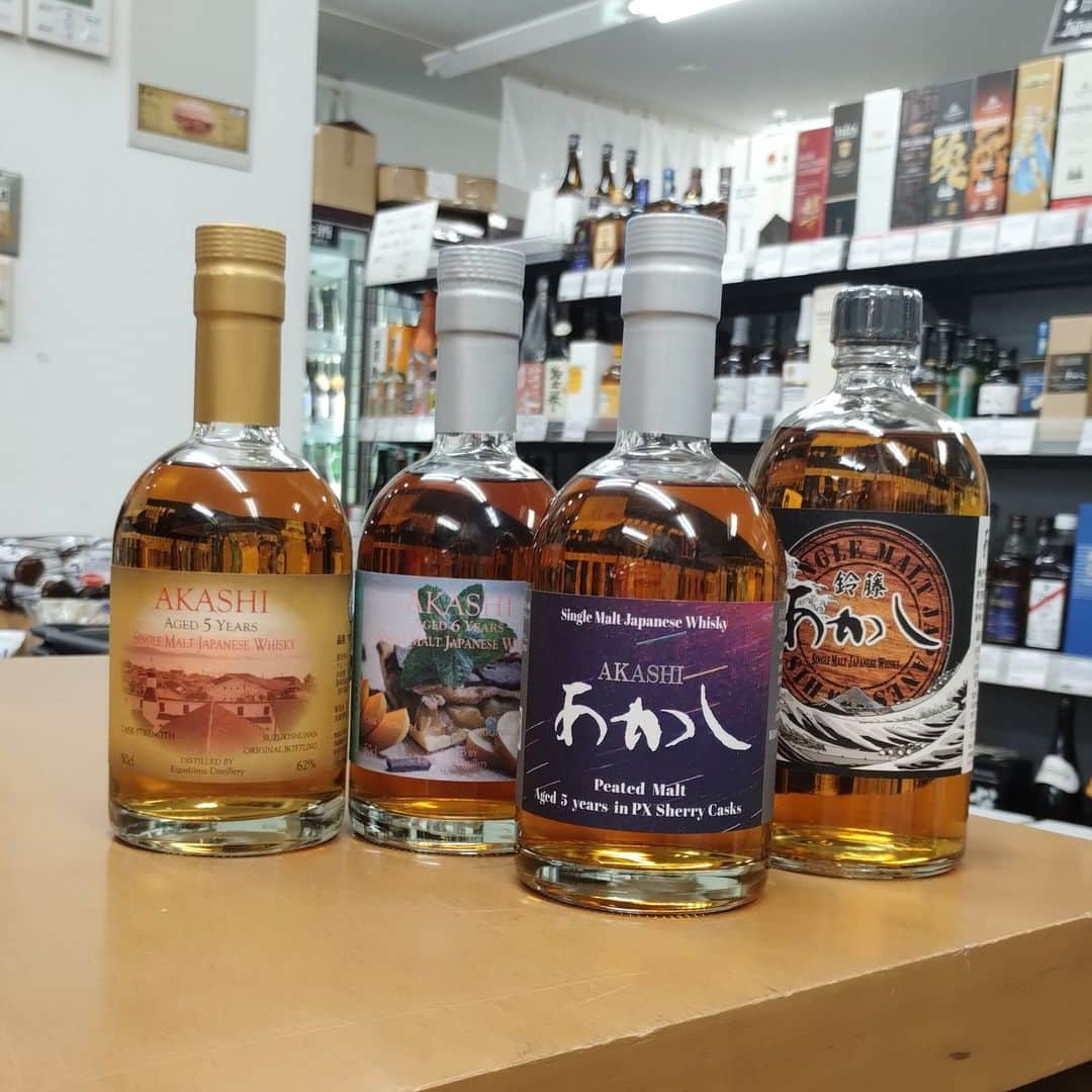 鈴木酒販神田店 〈日本酒とワインの専門店〉のインスタグラム：「今日の新入荷紹介は江井ヶ嶋蒸留所より「シングルモルトあかし PXシェリーカスク５年 ヘビリーピーテッド」(右から二番目です)。度数は50％と、甘くてピーティで濃厚な味わいが期待できますね～。 あかしのシングルモルトは当店のオリジナルボトル含めて現在７種類！」