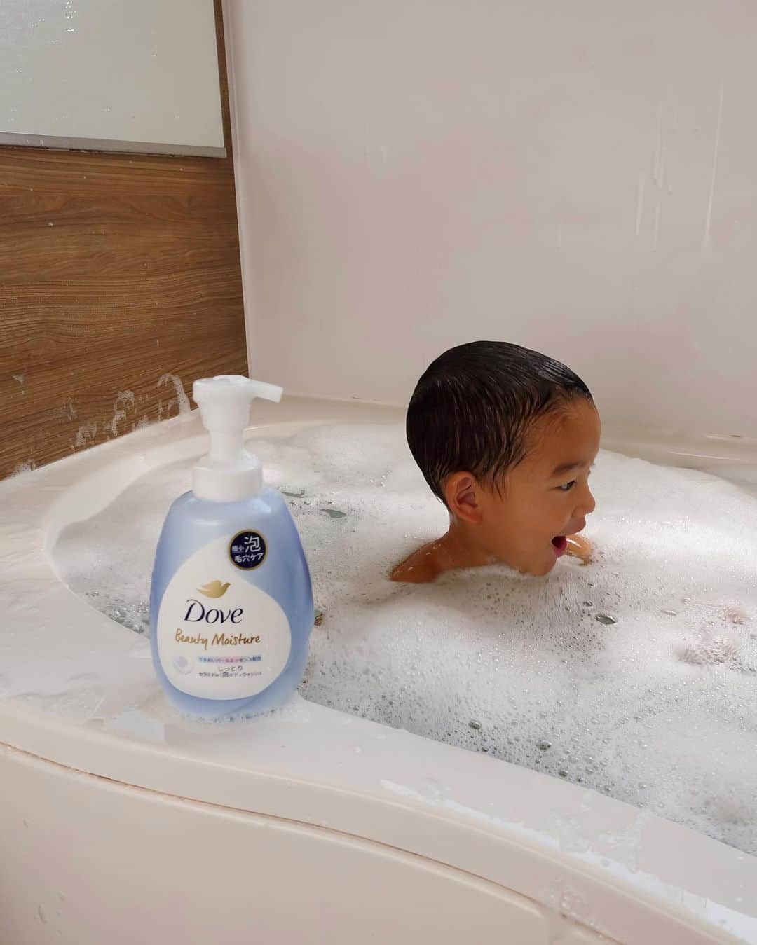 MOYAのインスタグラム：「日々の子育ての中で 割と大変なのが子供たちをお風呂に入れること🛀  娘はお風呂好きだけど 小僧はいつもお風呂前に逃げる逃げる🏃‍♂️  そんな小僧はボディソープを泡タイプに変えると 面白いほど楽しくお風呂入ってくれます😇🧼 (男の子ってホント単純って思う) そして自分で洗ってくれるのも◎  1プッシュで約500万個のきめ細かい泡が出てくる  @dove から9/4に新発売された ダヴ ビューティーモイスチャー泡ボディウォッシュ🧴 とってもクリーミーな泡で摩擦なく 洗い上げてくれるだけでなく、 アミノ酸系の洗浄成分で大人はもちろん、 子供にも優しいのでこちらを使い始めました✨  特別体験会にもお邪魔して 美しい美容家 神崎恵さんの貴重なお話もお伺いできて♡  神崎さんが仰ってた "親が選んだもので子供の肌が形成される" というお話に感銘を受け、 これからも子供に触れるものは しっかりと私が納得いくものを選んでいかねばと 思った次第です🫡🤎  #ダヴ #ビューティーモイスチャー泡ボディウォッシュ #500万個の極小泡 #家族で楽ちん毛穴ケア #ボディソープ #PR」
