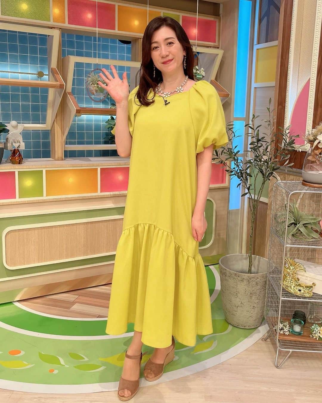 野々村友紀子のインスタグラム：「今からゴゴスマです🍃  写真は先々週と先週のゴゴスマの衣装です🟡🟣 ネックレスとピアス→　@imac_jewelry」