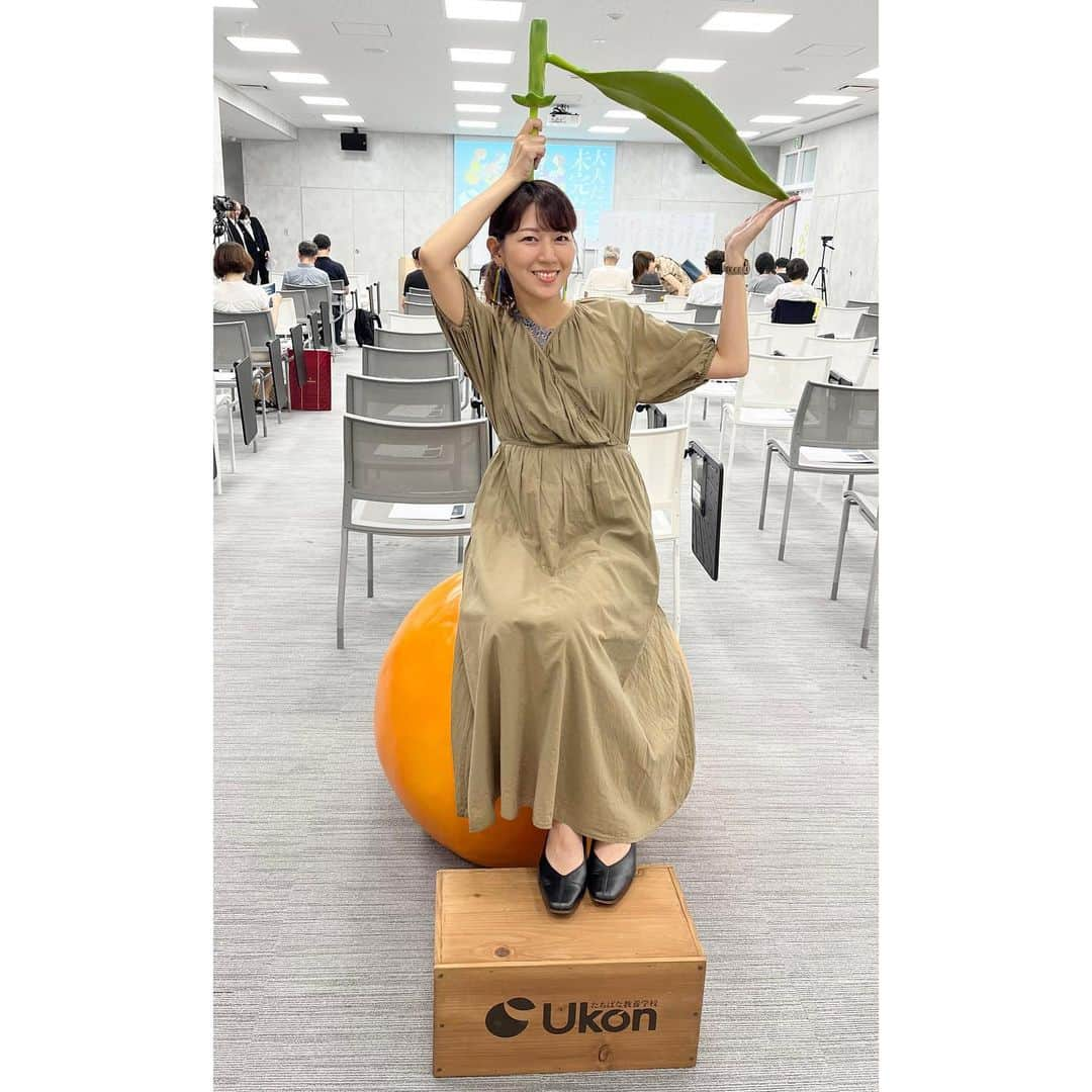 前田彩名さんのインスタグラム写真 - (前田彩名Instagram)「京都橘大学の番組「UICK Radio」を担当して1年半☺️  番組では学生の活動をご紹介したり、 各分野のご専門である教授のお話を中心にお届けしています。  そしてもうひとつ。 あたらしい学びの場を作ろうという試み、 【たちばな教養学校Ukon】をご紹介しています。  Ukonは大学のような学問の場ではなく、 人生を豊かにする大人のための学び場。  編集者・読書案内人の河野通和さんは そのUkonのキュレーター的役割である学頭を務められていて、 番組ではUkonという名前がつく前からお話を伺ってきました。  そのUkonの第1期が先日終了しました。  どんな想いがあって立ち上がったのか、 どんな方に登壇してもらうのか。 話を伺っていた分、 なんだか私も感慨深かったーー。  全8回のうち、私が参加できたのは半分。  講師の方の授業は毎回とっても刺激的でした。  講師をはじめ参加された皆様も、 きっとここじゃないと交われない方ばかり。 教養のある方も多く、 年齢も環境も全然違っているけれど ひとつのテーマでこんなに熱を持って盛り上がれるって すごいなと単純に感動。  同じテーマを持って誰かと談義したり、 自分の考えを誰かに伝える充実感。 他者の答えに驚き、ワクワクし、 自分との違いを受け入れることで、 同時に今の自分をも受け入れられるような。  本当に満ち足りた時間でした。。楽しかった。 大人にこそ、学びの場が必要なんだって つくづく思うんです。  学生の頃のただ受け身になって取り組む勉強じゃなくて、 興味を持って前のめりで聞くお話や経験談は、 本を読む楽しさにも通ずる。 まさに、あたらしい世界が開ける瞬間。  第2期の開講も決定したので、 より多くの方に体感してもらいたいです。  あなたの世界がグワっと広がるはず😉」9月7日 12時49分 - ayana.maeda