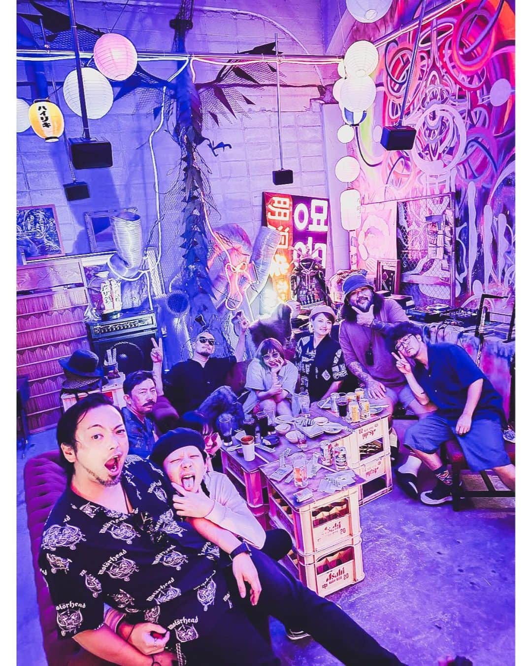 青木カズローのインスタグラム：「弾丸で大阪ソフビツアーへ。  UNOくんと2人で行くつもりが大阪着いたら偶然や奇跡重なりまくって名古屋の友達たちが大阪にいっぱいおりました。写真に写ってないけど会えた人も沢山いて。 新しい出会いもありつつ、楽しい時間過ごして最高なオフでした。  いっぱいソフビ買った！」