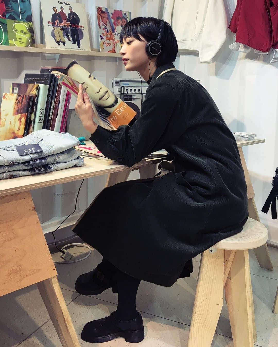 Macoto Tanaka 田中真琴のインスタグラム：「さいきんのはなし 髪の毛を伸ばしてる理由をよく聞かれるんですが、有り難いことに仕事が続いているので髪の毛をバッサリ切るタイミングを逃しているって感じです笑 あとは長かったら役とかに合わせてきれるけど、短いとそうはいかないしねぇっていうのもあります。 でもなんだか最近は切りたい欲が沸々と湧いてきました。 この一枚目の時くらい短くもしたいなぁと思ったり、段階的に二枚目くらいのボブも好きなんよねぇって感じで、皆様はどれが好きですか👶🏻？ #ショートヘア #ボブヘア #ロングヘア」
