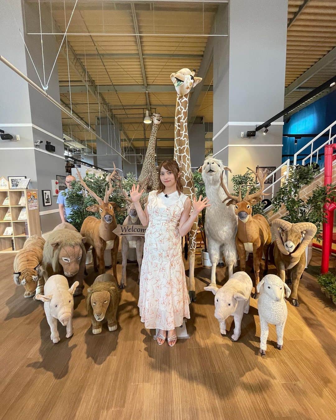 高見奈央のインスタグラム：「J:COM『街ドキ埼玉』 毎月楽しくロケしています🦒✨  ここは誰でも使える多目的レンタルスペース🙌 子供ちゃん達の遊べる場所もあって キッチンもあるからみんなでご飯も作れる とっても素敵な場所でした🥰  住みやすそうでいいなぁ☺️  #埼玉 #物件 #なんか妖精さん写り込んでる #怖い笑」