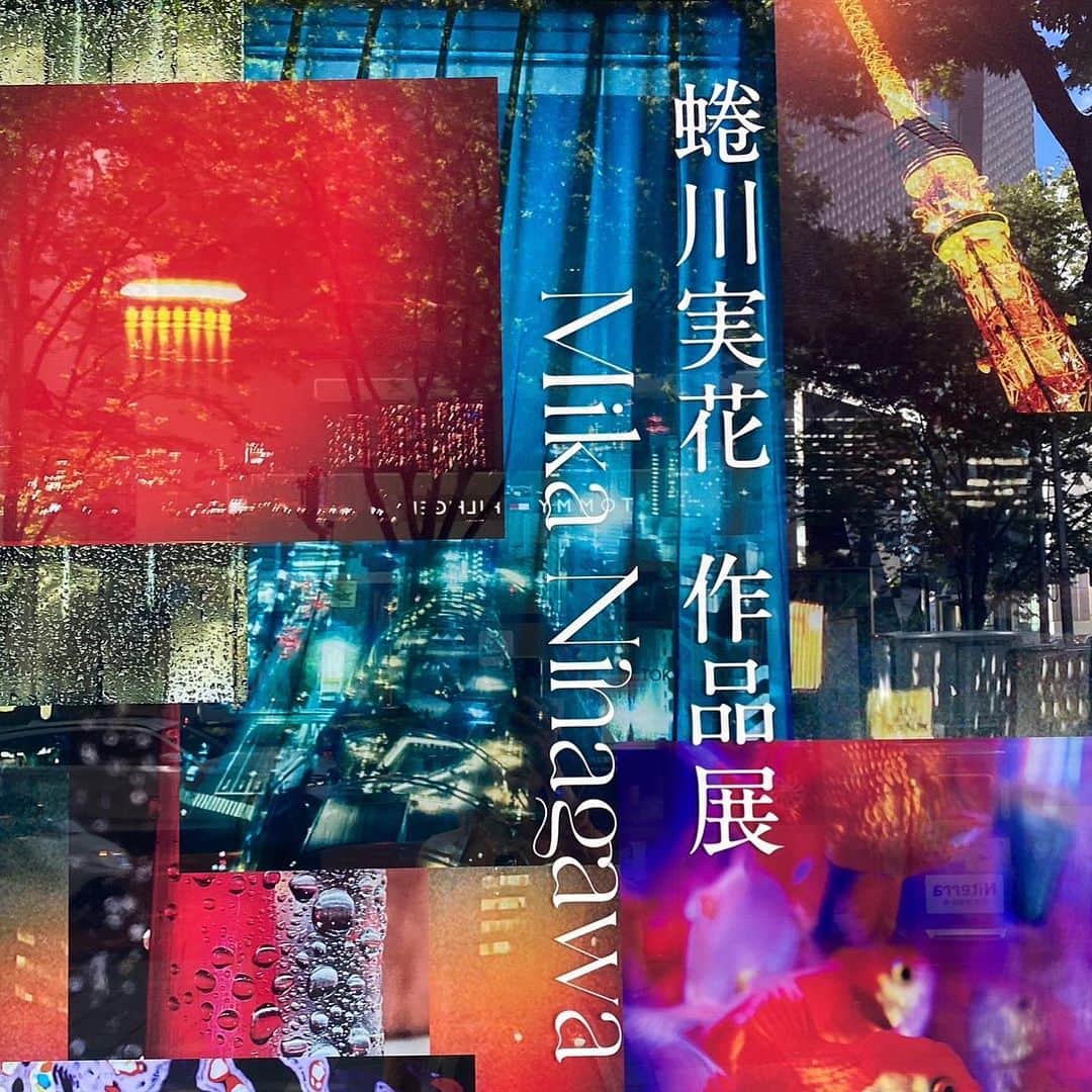 蜷川実花のインスタグラム：「ZeroBase神宮前にて「蜷川実花作品展」やってます。  昼夜で全然見え方がちがうの❤️ 8時に閉まっちゃうけどずっとライティングしてあるので、外から眺めるだけでも楽しいよ。 通りかかったらぜひみてみてね，表参道沿い，元ロッテリアの近くだよー。  入場無料  会期：2023年9月5〜18日 / 9:00〜20:00 会場：ZeroBase神宮前 東京都渋谷区神宮前6-4-1」