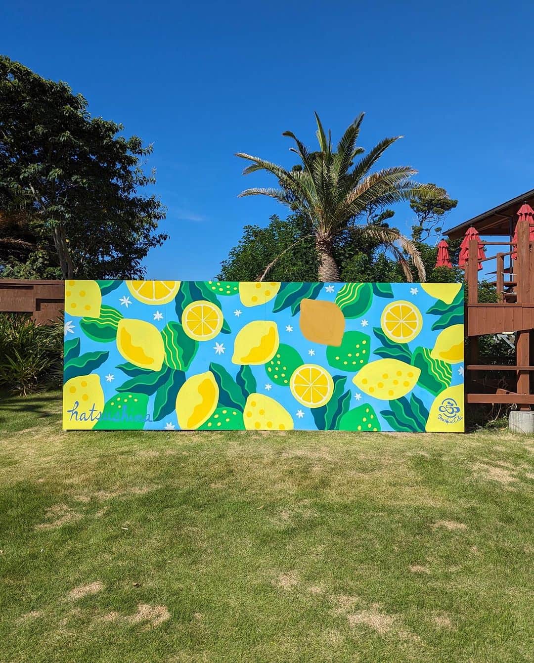 フランセス・スィーヒのインスタグラム：「Recap 7.29.2023  PICA Hatsushima  Mural workshop 🍋   #livepainting #muralworkshop #hatsushima #pica初島 #ワークショップ #ライブペイント #レモン柄 #lemonlove」